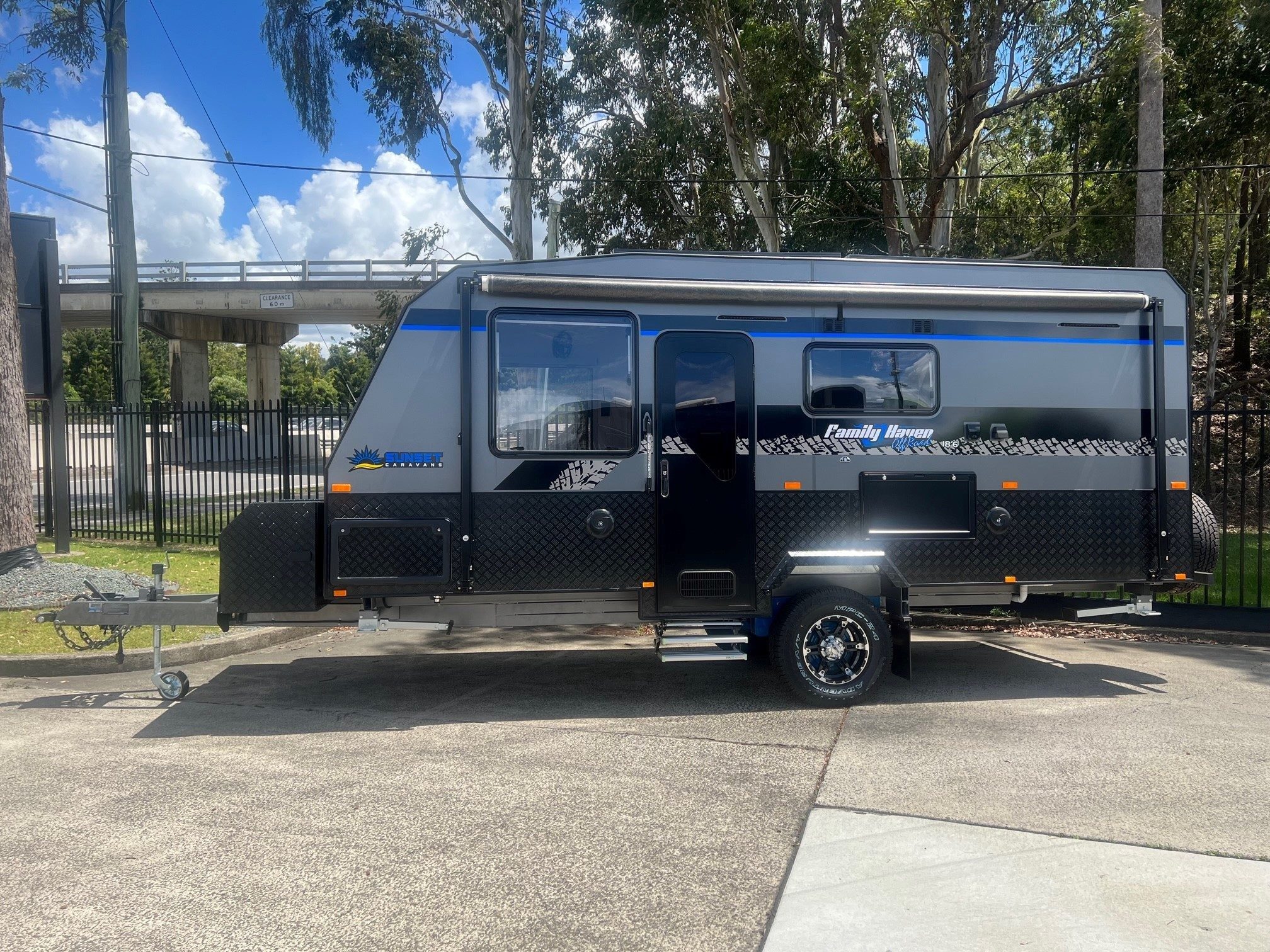 18ft6 Sunset Family Haven Off-Road Double Bunk With 400 Amp lithium Batteries & 2600W Inverter