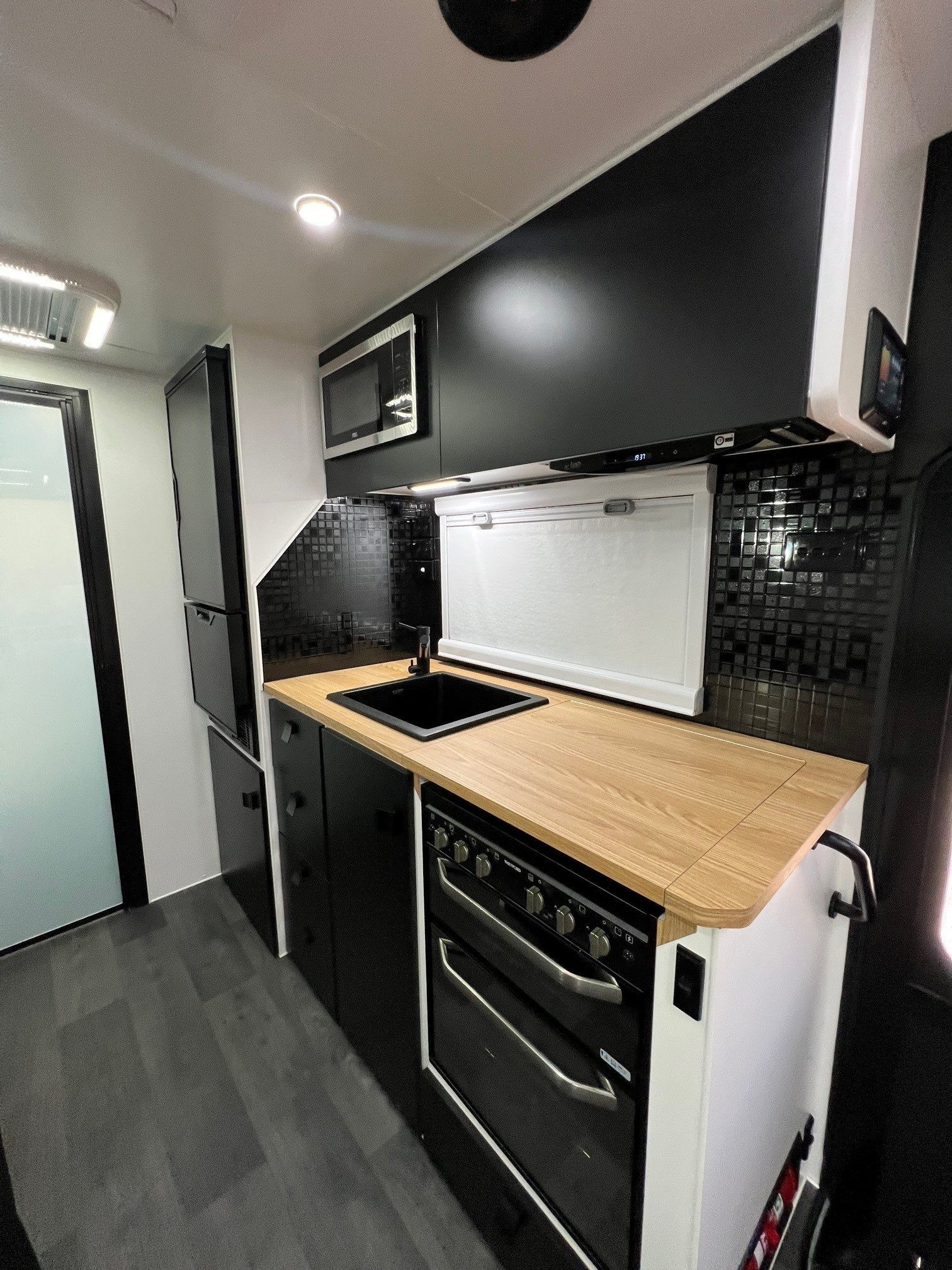 18ft6 Sunset Family Haven Off-Road Double Bunk With 400 Amp lithium Batteries & 2600W Inverter