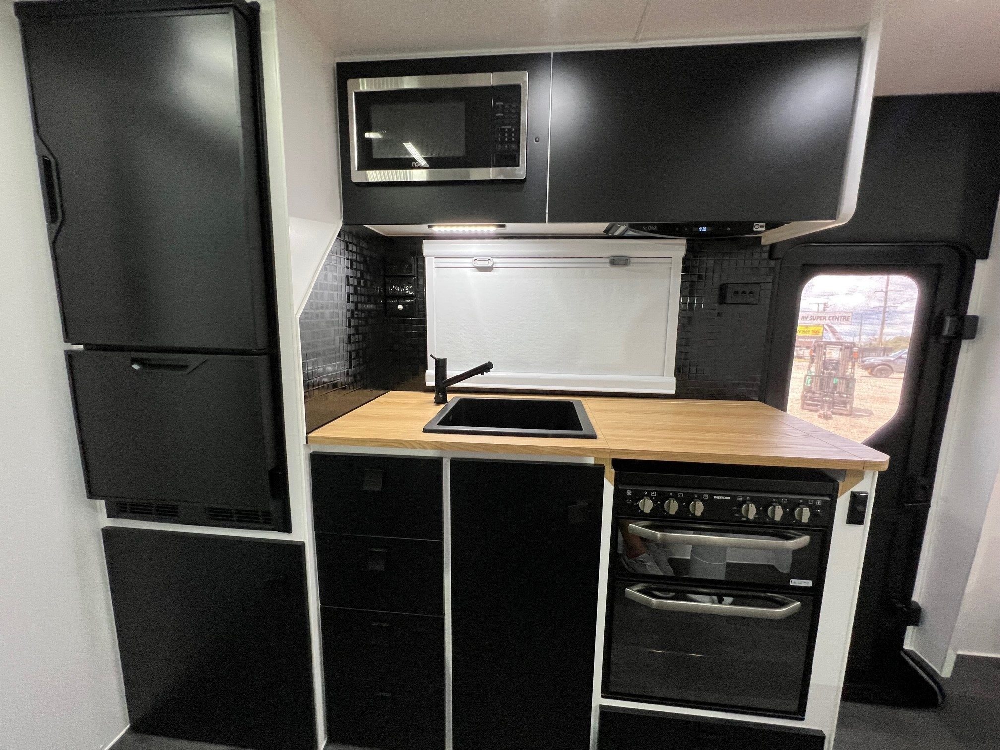 18ft6 Sunset Family Haven Off-Road Double Bunk With 400 Amp lithium Batteries & 2600W Inverter