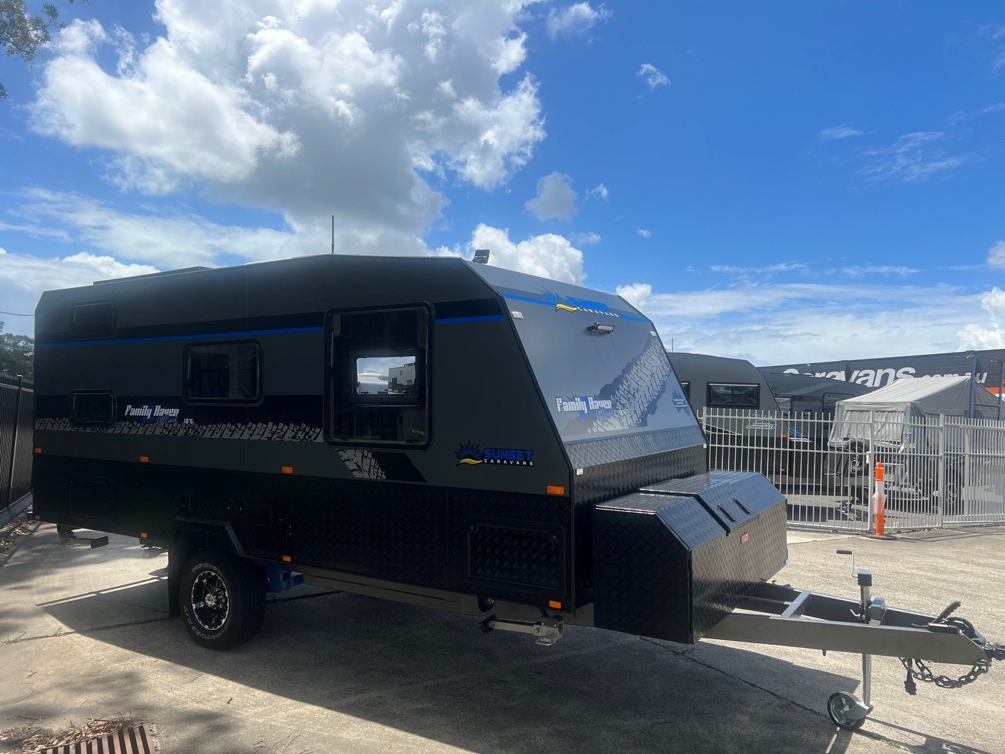 18ft6 Sunset Family Haven Off-Road Double Bunk With 400 Amp lithium Batteries & 2600W Inverter