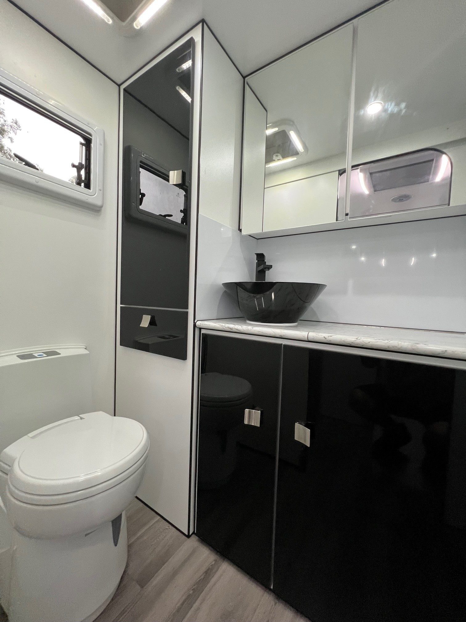 2024 Sunset Rodeo Semi Off-Road  21ft6 With Large Side Club Lounge