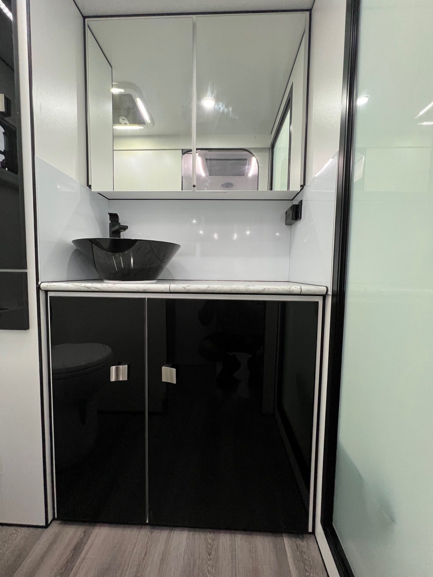 2024 Sunset Rodeo Semi Off-Road  21ft6 With Large Side Club Lounge