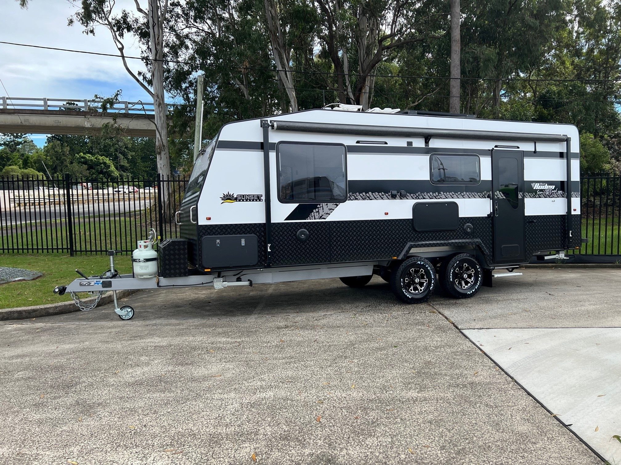 2024 Sunset Rodeo Semi Off-Road  21ft6 With Large Side Club Lounge