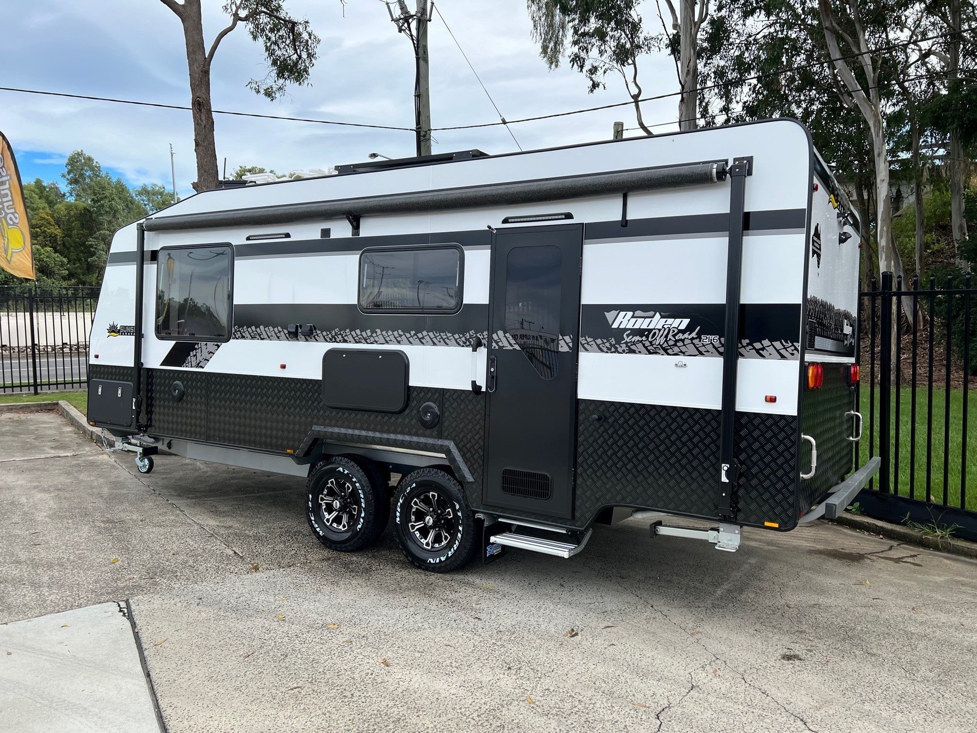 2024 Sunset Rodeo Semi Off-Road  21ft6 With Large Side Club Lounge