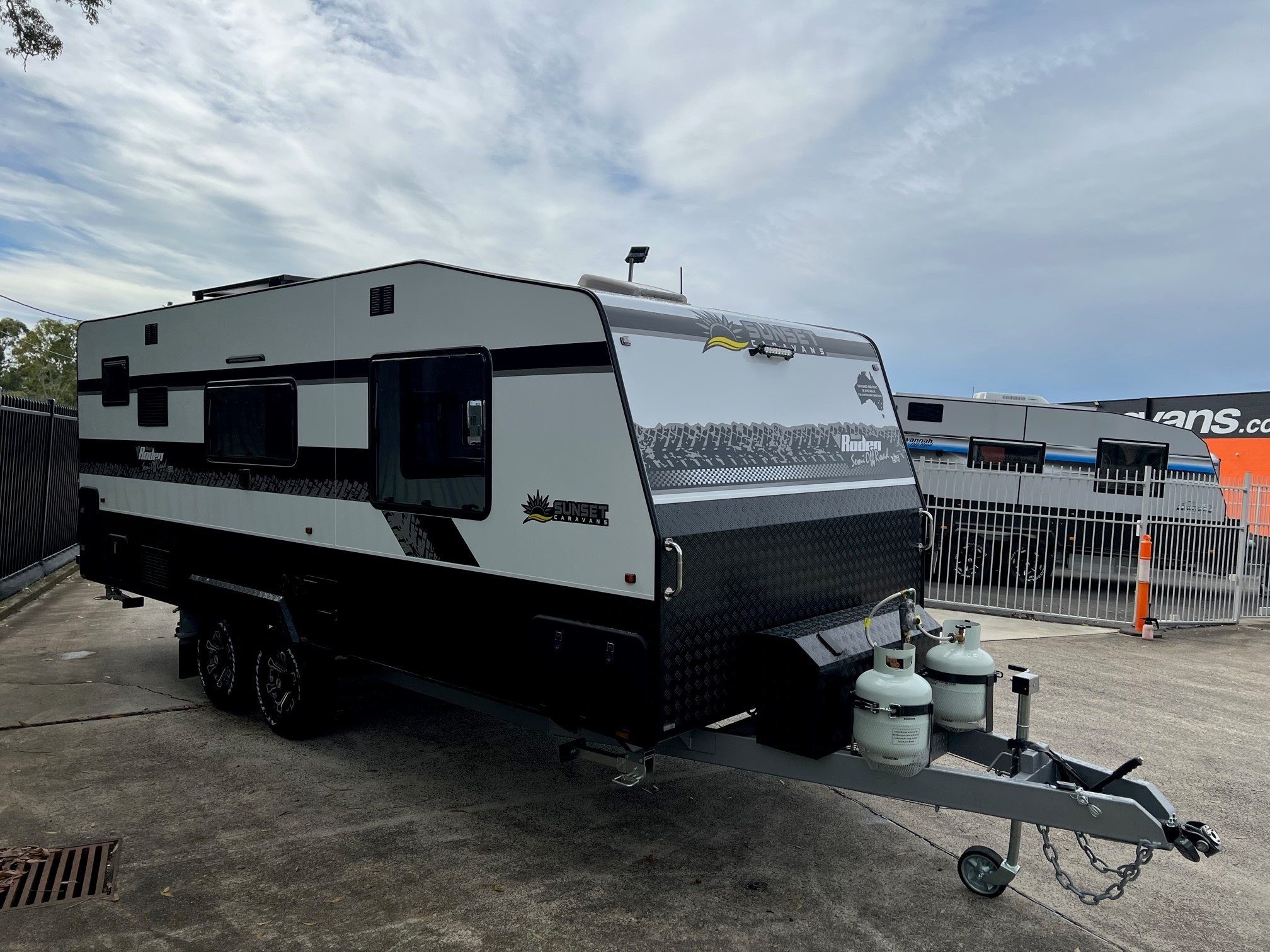 2024 Sunset Rodeo Semi Off-Road  21ft6 With Large Side Club Lounge