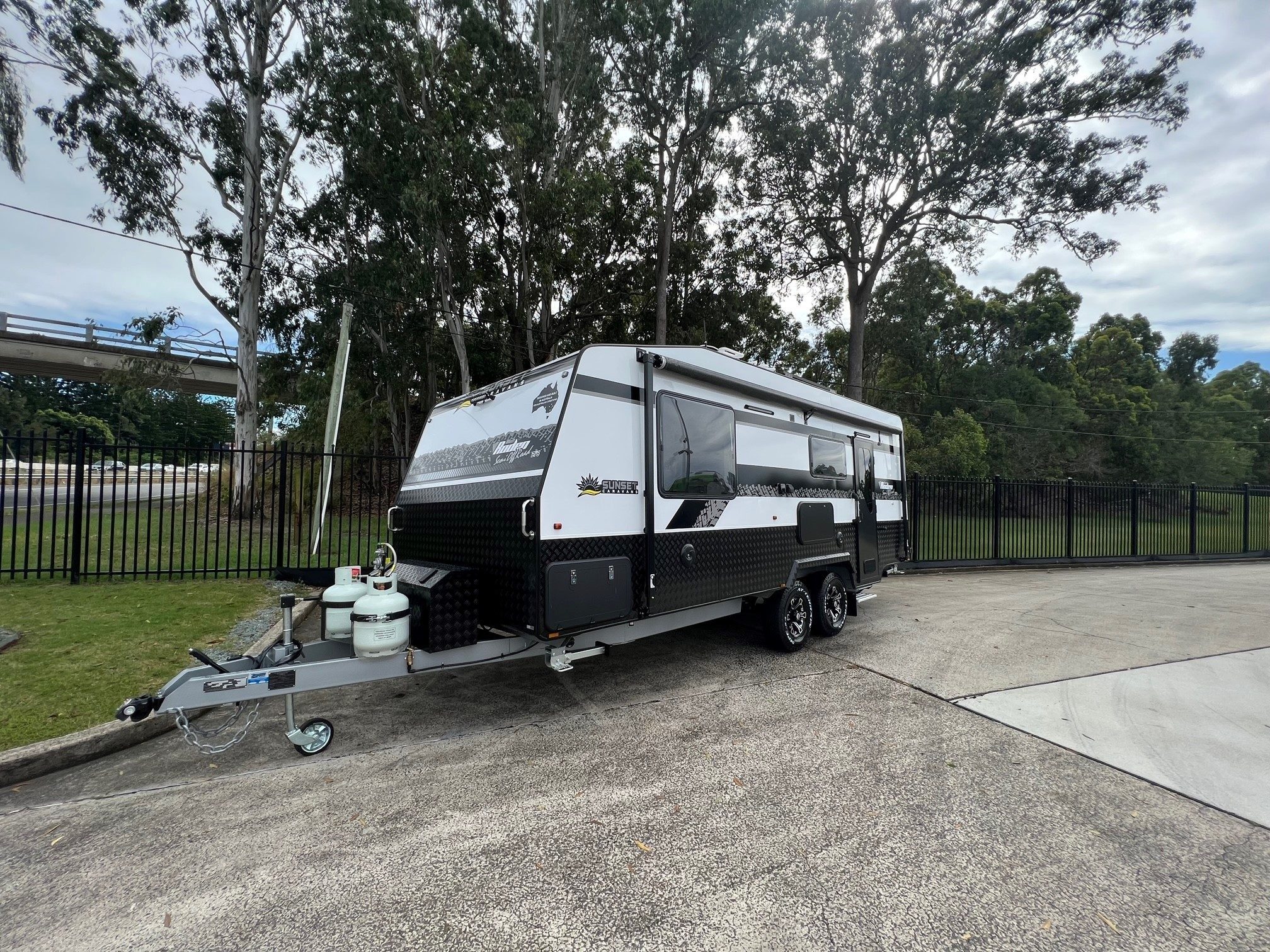 2024 Sunset Rodeo Semi Off-Road  21ft6 With Large Side Club Lounge