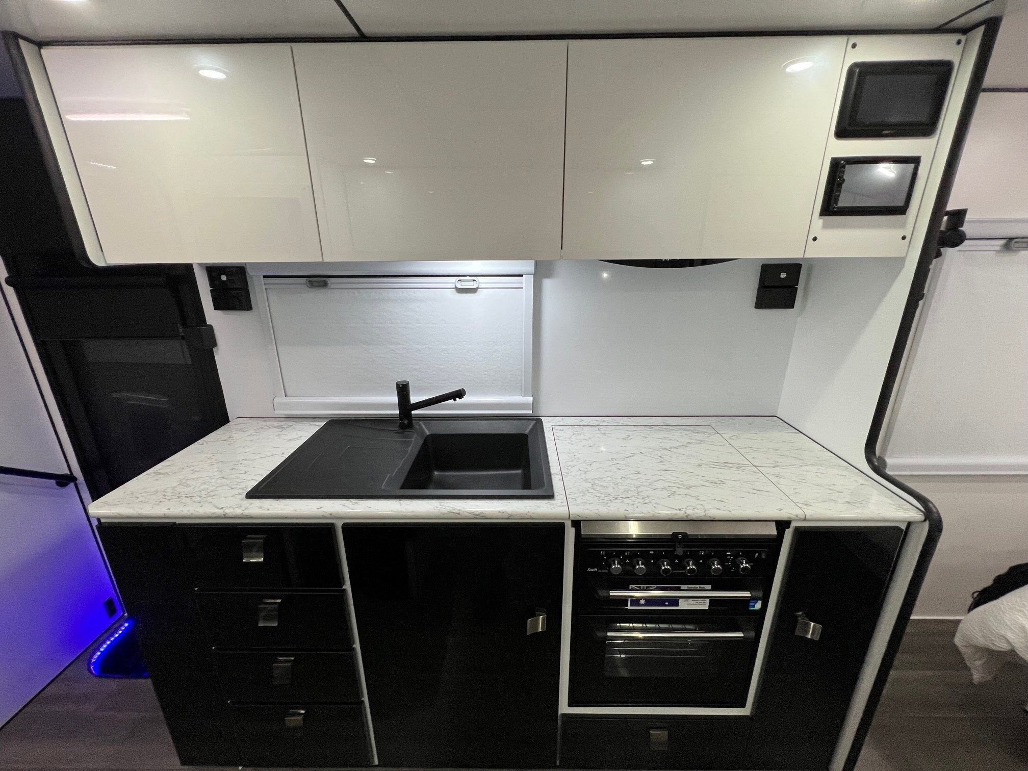 2024 Sunset Rodeo Semi Off-Road  21ft6 With Large Side Club Lounge