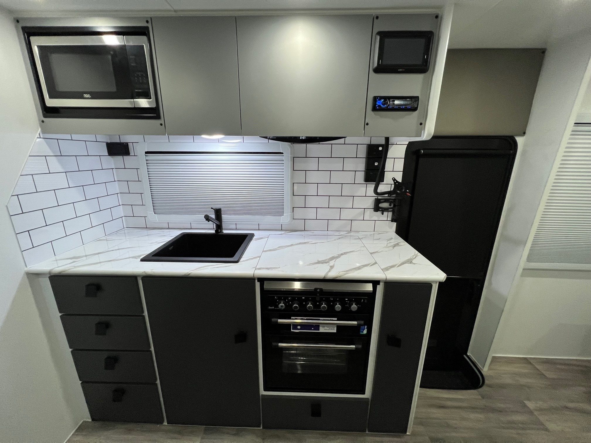 2024 New Design Family Trekker 21ft6 Triple Bunk Offroad With East / West Bed