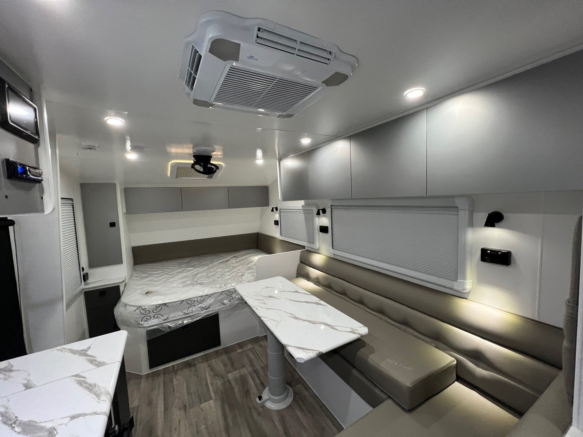 2024 New Design Family Trekker 21ft6 Triple Bunk Offroad With East / West Bed