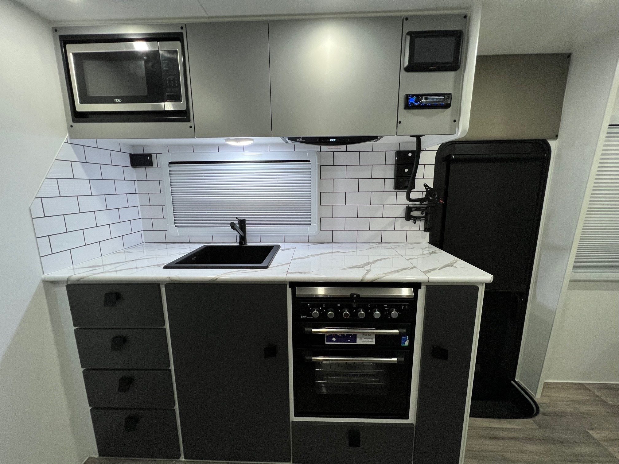 2024 New Design Family Trekker 21ft6 Triple Bunk Offroad With East / West Bed