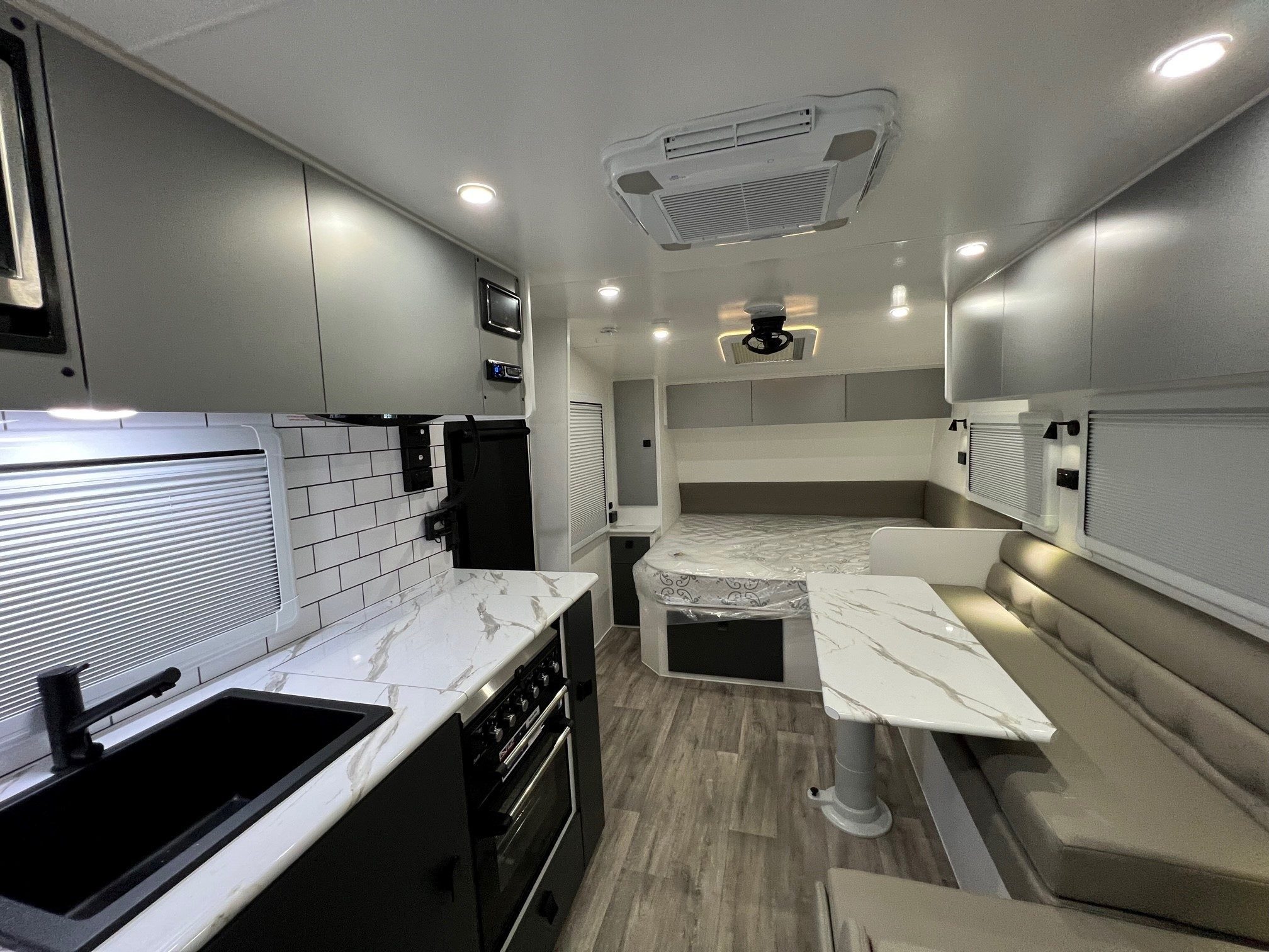 2024 New Design Family Trekker 21ft6 Triple Bunk Offroad With East / West Bed