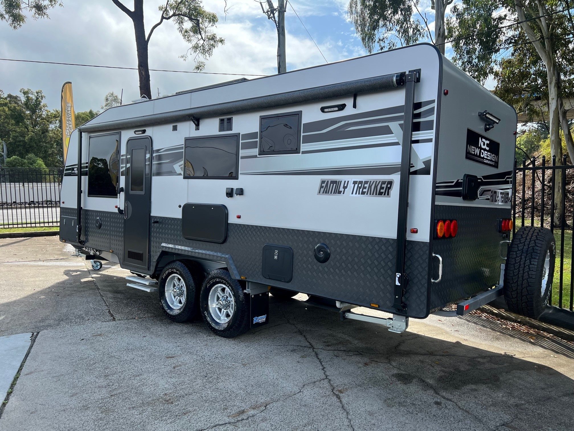 2023 New Design Family Trekker 21ft6 Triple Bunk Offroad With East