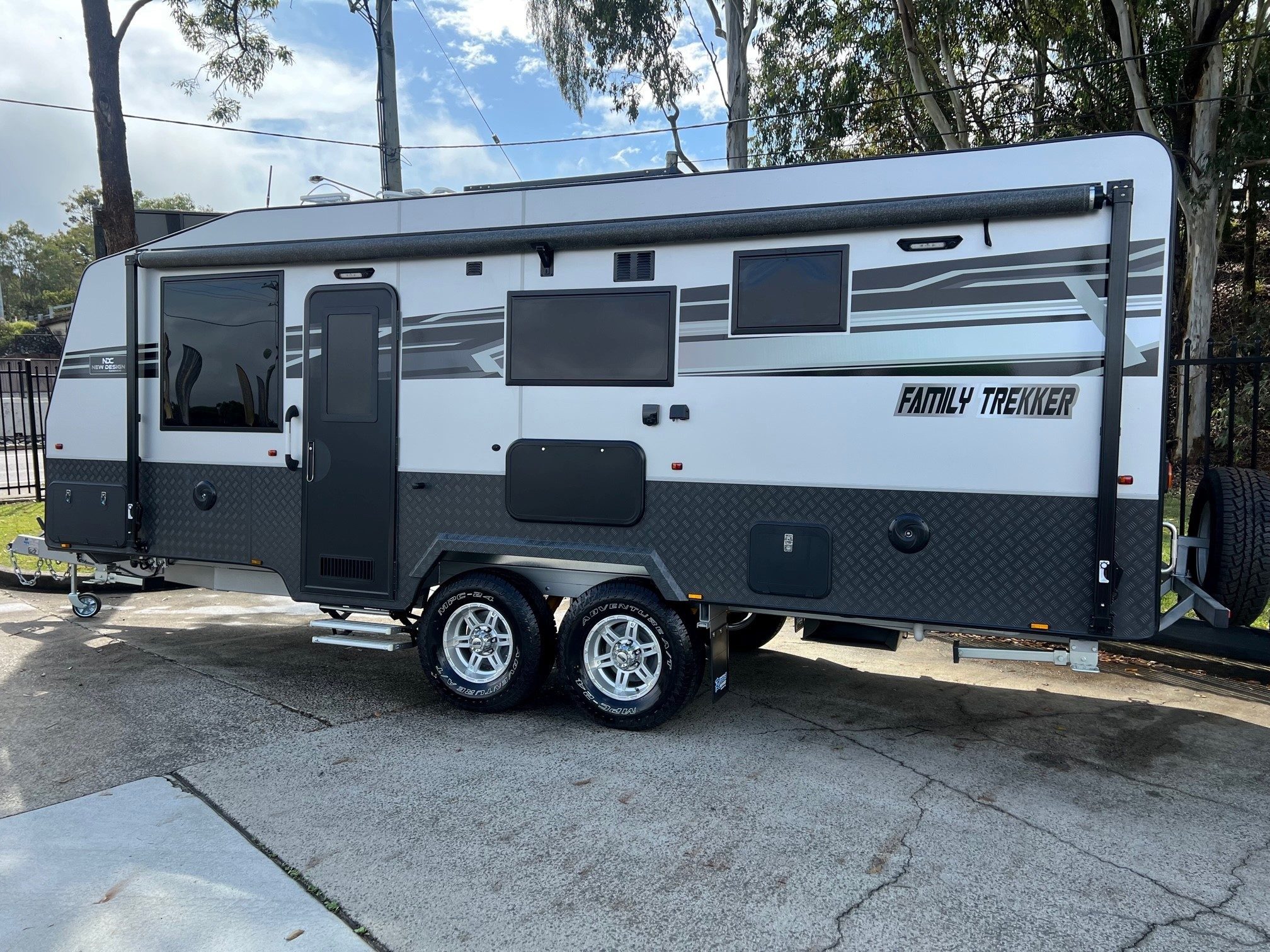 2024 New Design Family Trekker 21ft6 Triple Bunk Offroad With East / West Bed