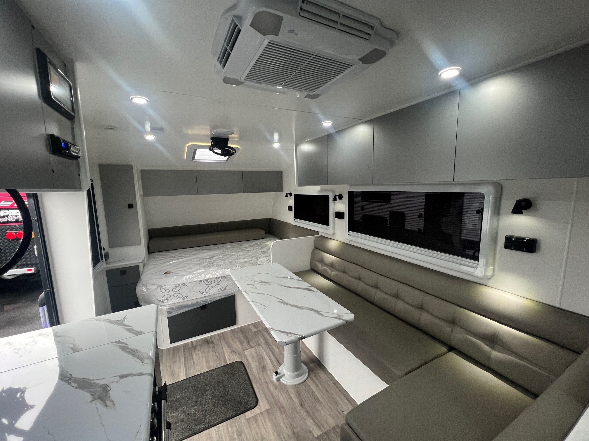 2024 New Design Family Trekker 21ft6 Triple Bunk Offroad With East / West Bed