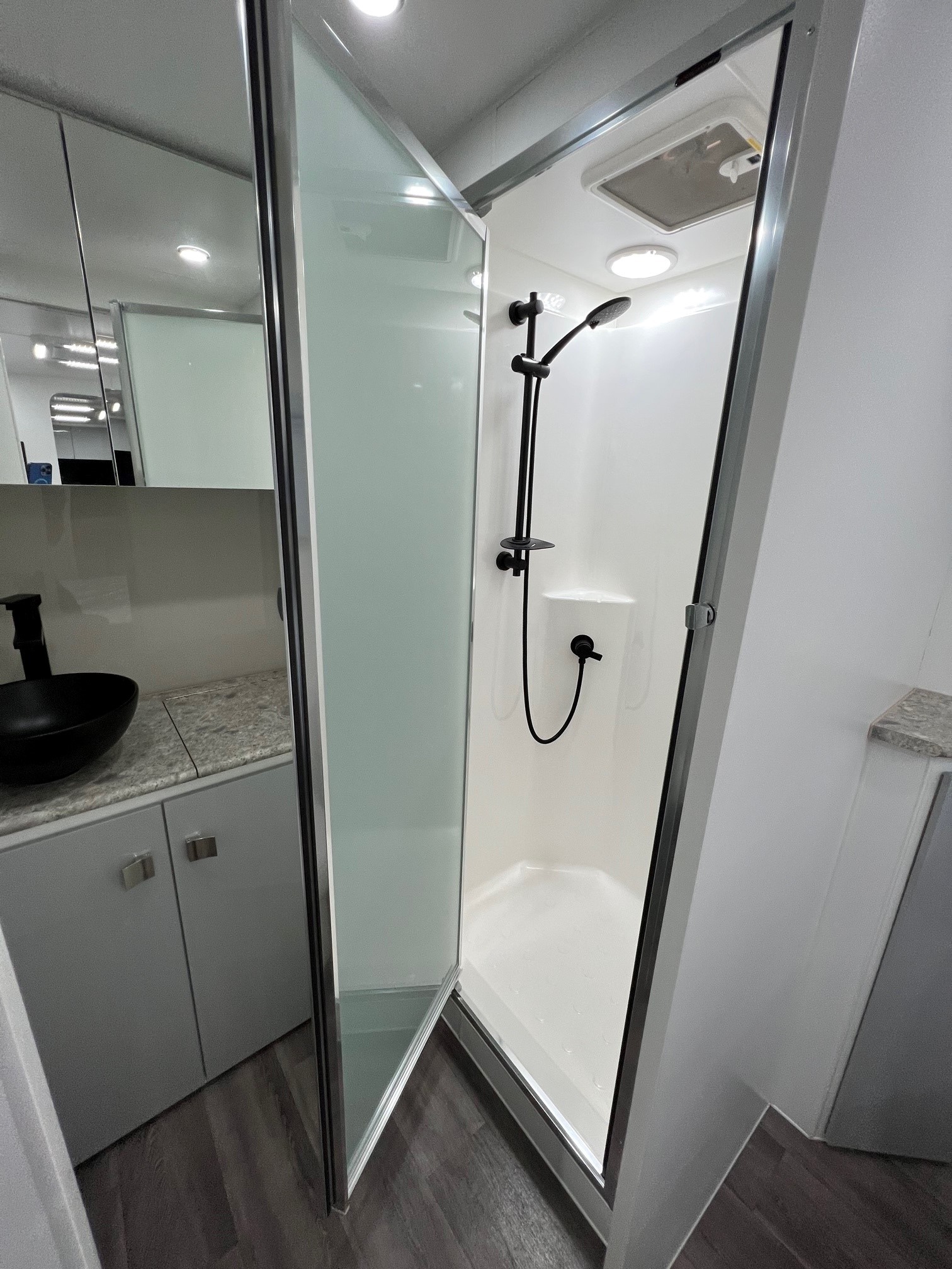 2022 22ft Sunrise La Maison With Front Club Lounge & East / West Bed & Flat Floor