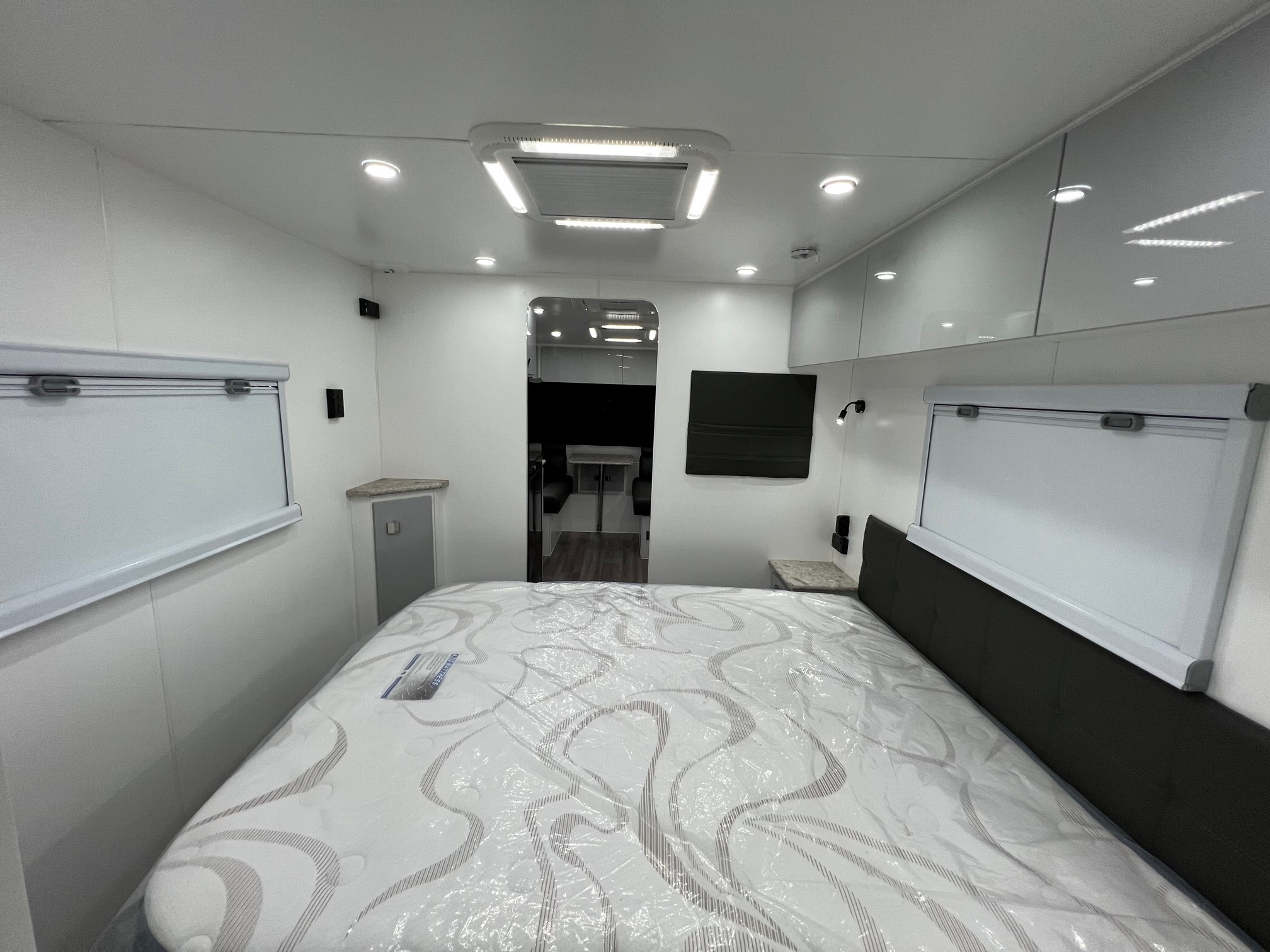 2022 22ft Sunrise La Maison With Front Club Lounge & East / West Bed & Flat Floor