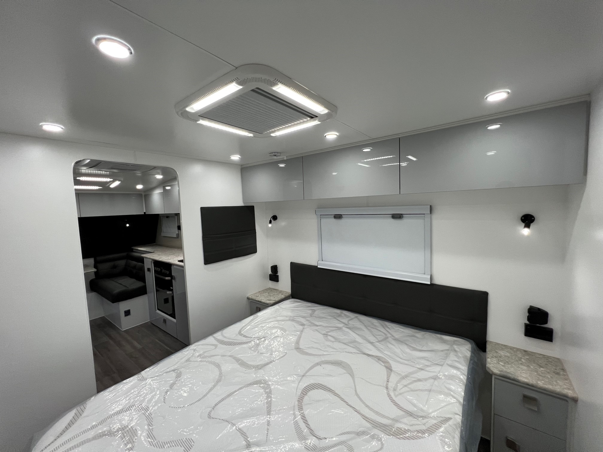 2022 22ft Sunrise La Maison With Front Club Lounge & East / West Bed & Flat Floor