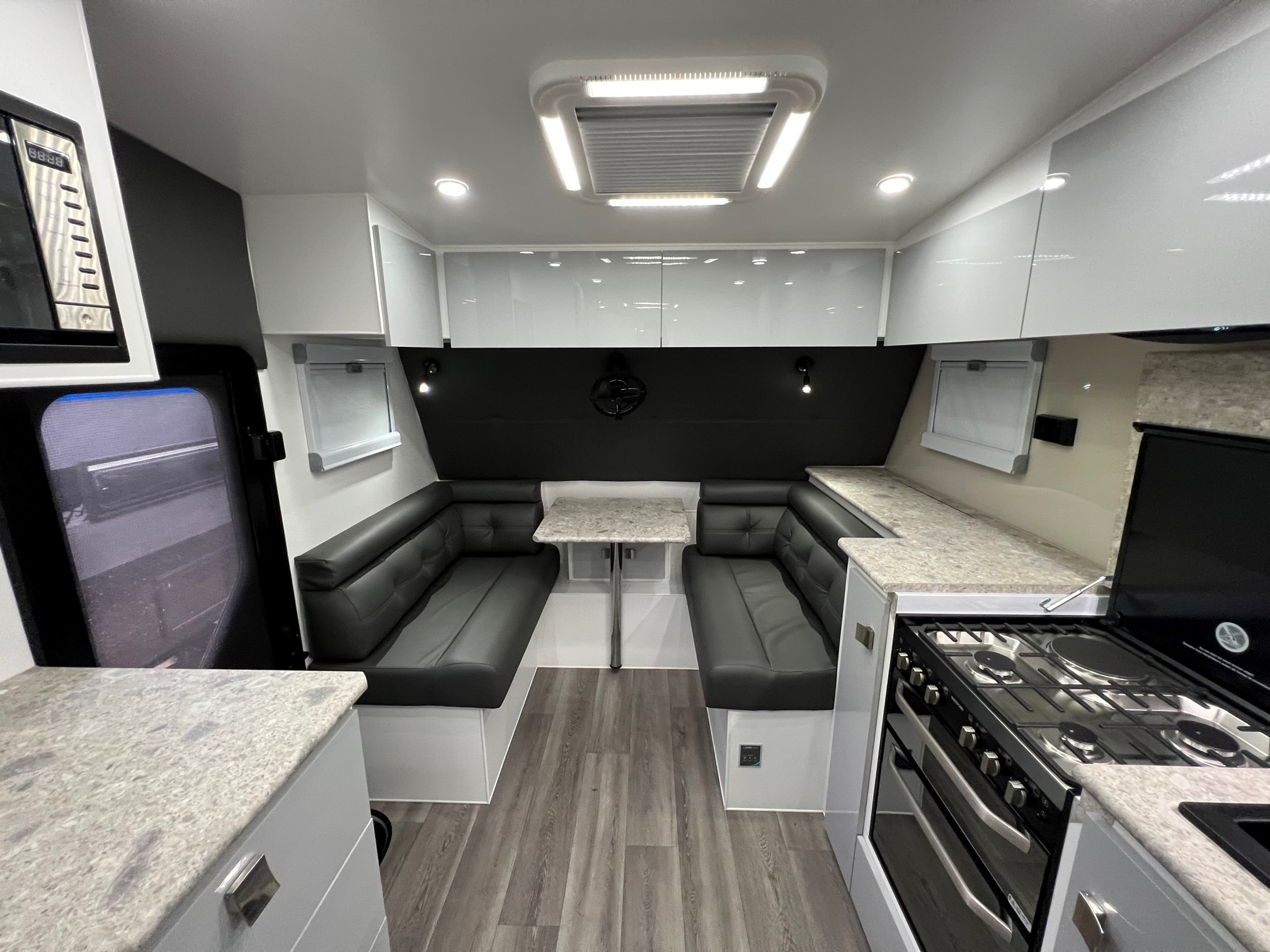 2022 22ft Sunrise La Maison With Front Club Lounge & East / West Bed & Flat Floor