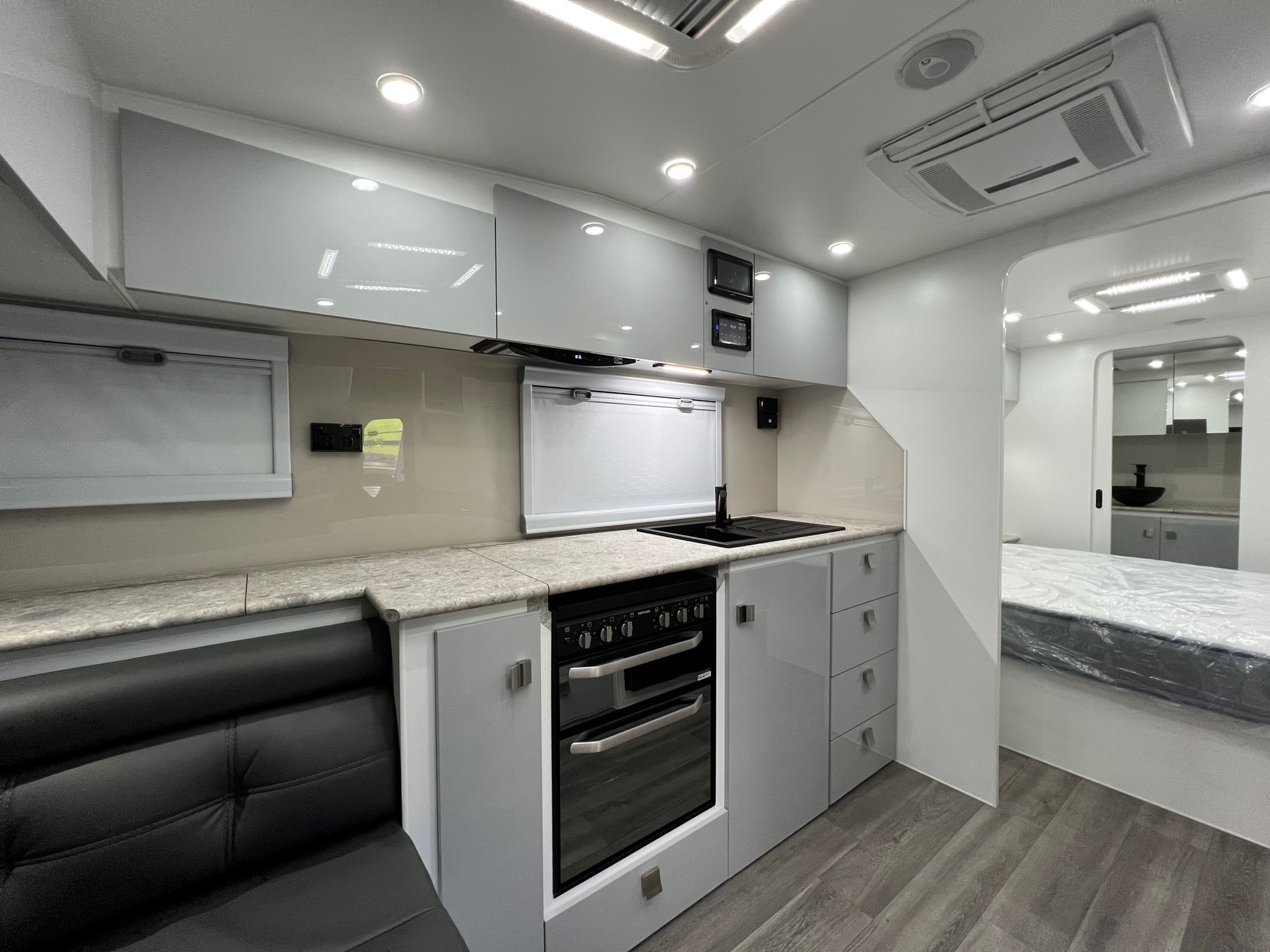 2022 22ft Sunrise La Maison With Front Club Lounge & East / West Bed & Flat Floor