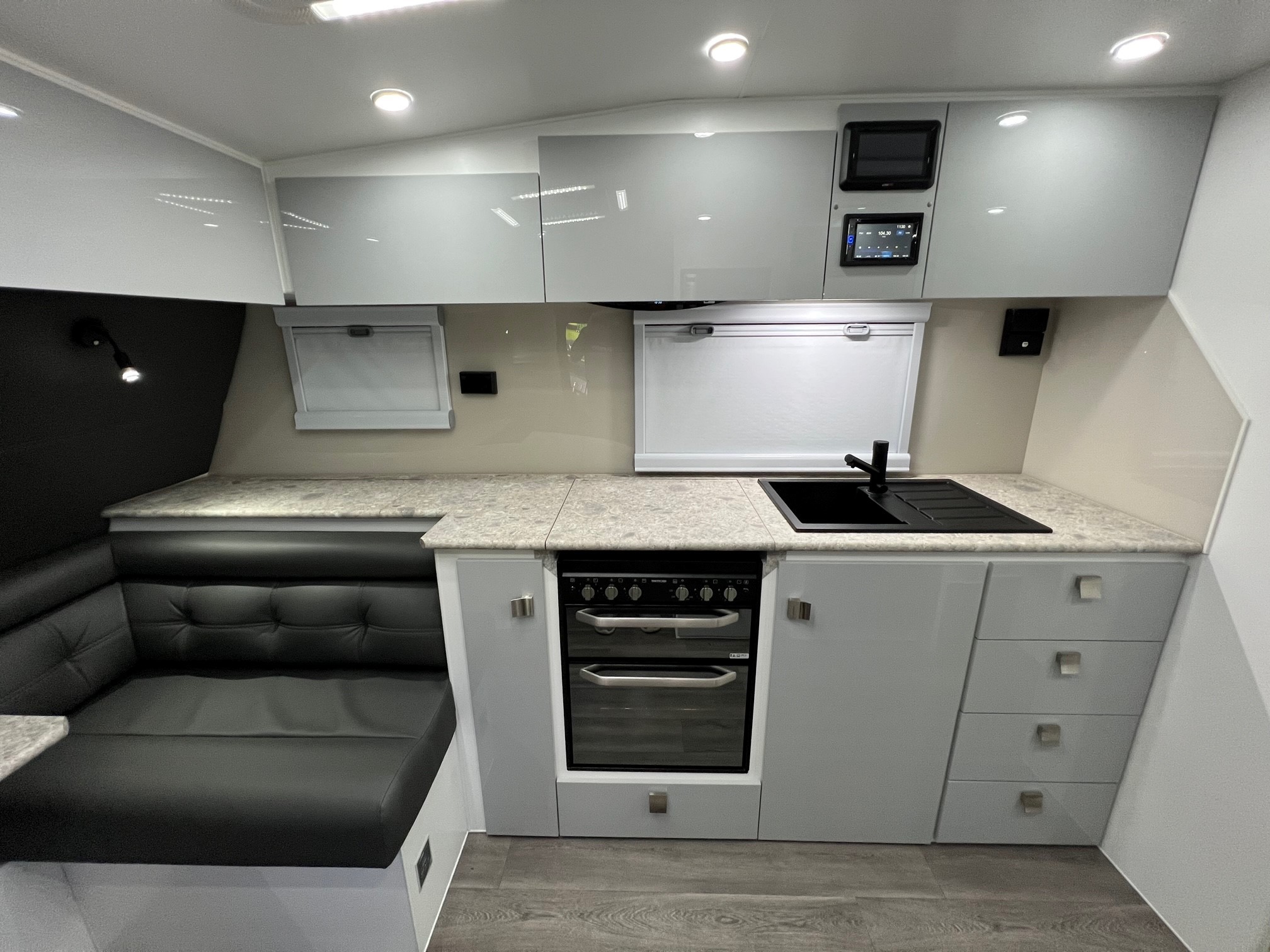 2022 22ft Sunrise La Maison With Front Club Lounge & East / West Bed & Flat Floor