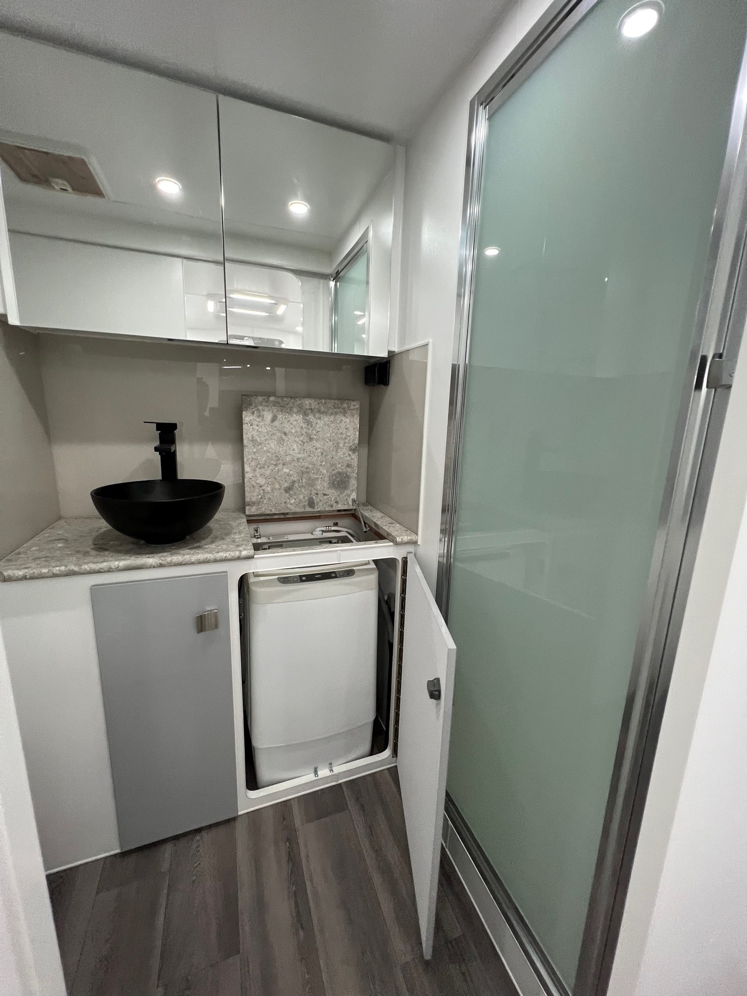 2022 22ft Sunrise La Maison With Front Club Lounge & East / West Bed & Flat Floor