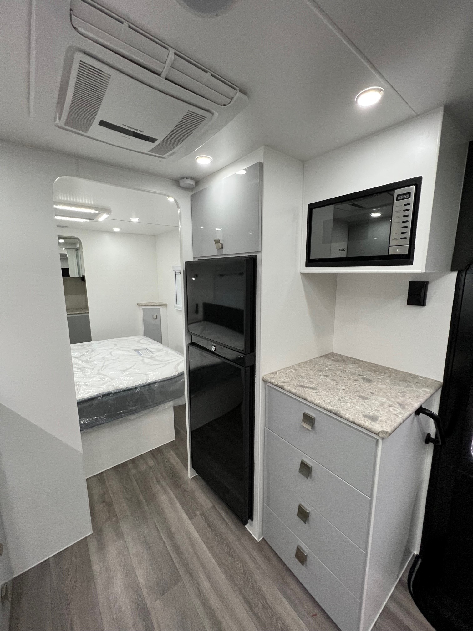 2022 22ft Sunrise La Maison With Front Club Lounge & East / West Bed & Flat Floor