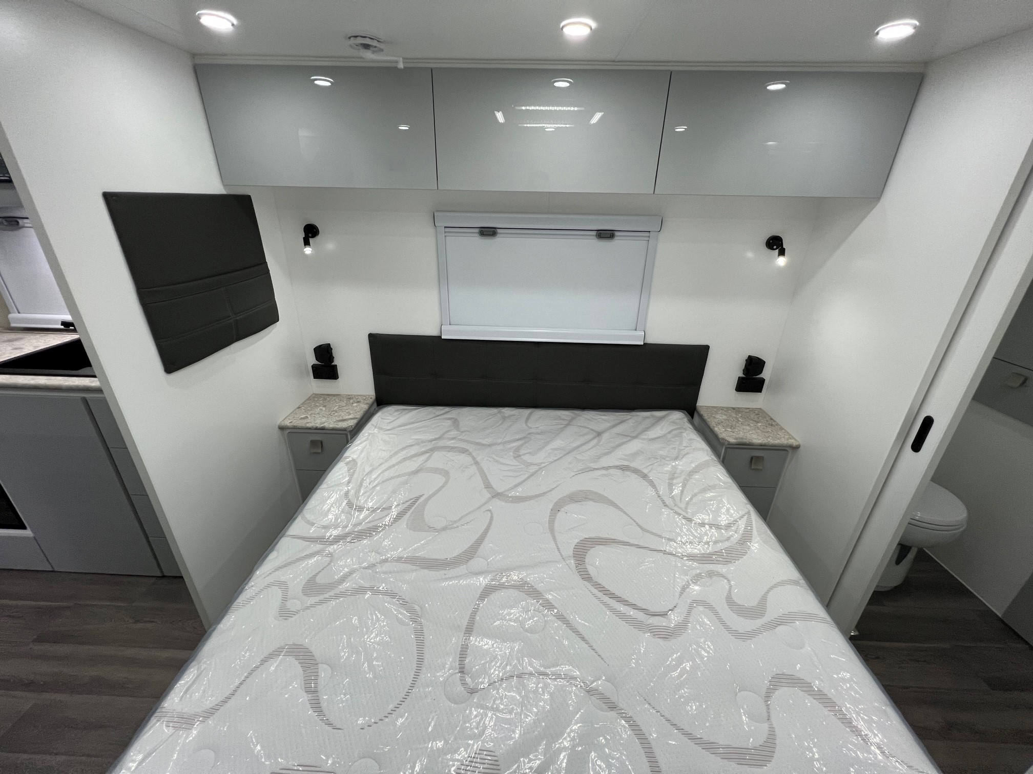 2022 22ft Sunrise La Maison With Front Club Lounge & East / West Bed & Flat Floor