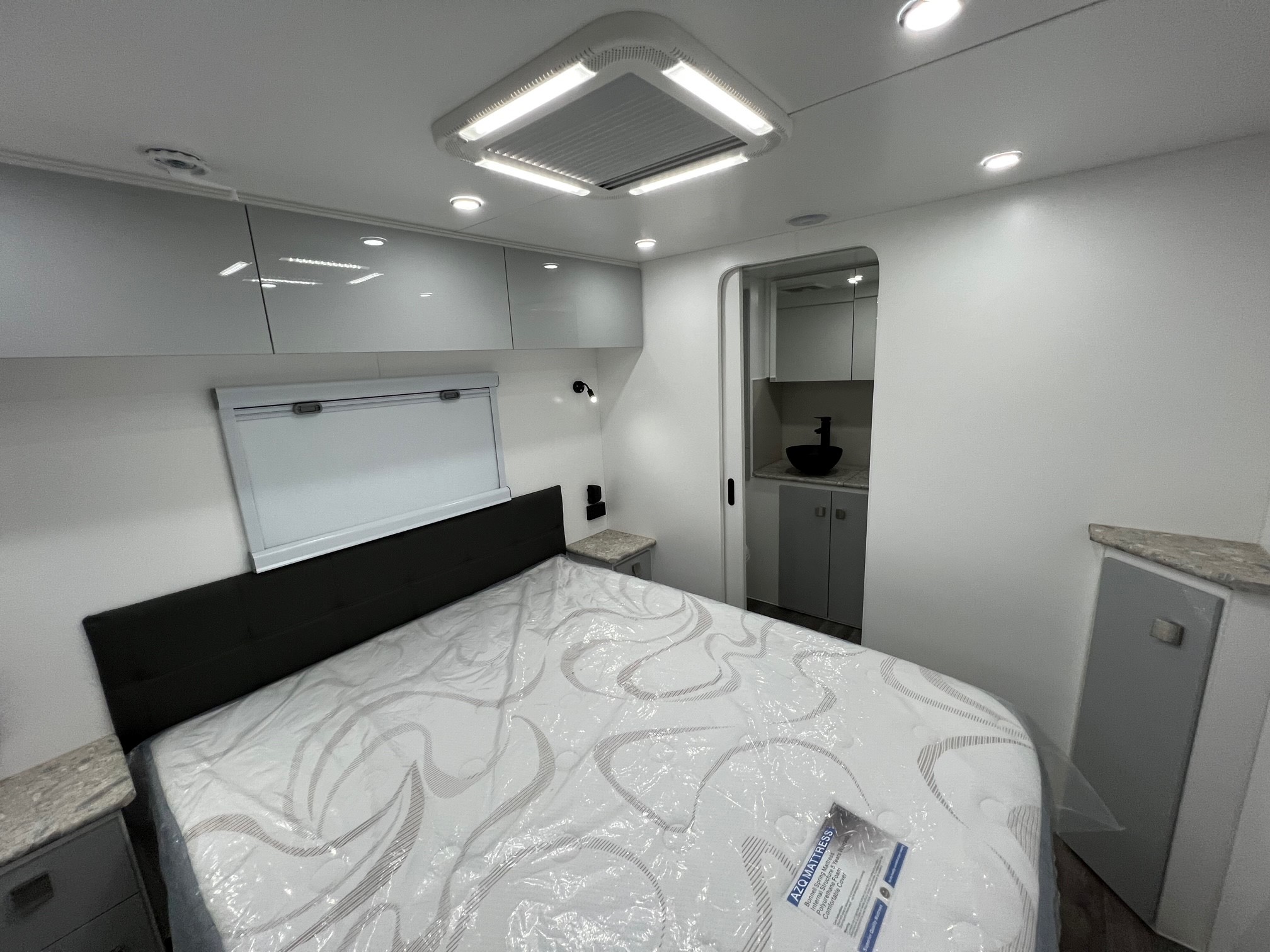 2022 22ft Sunrise La Maison With Front Club Lounge & East / West Bed & Flat Floor