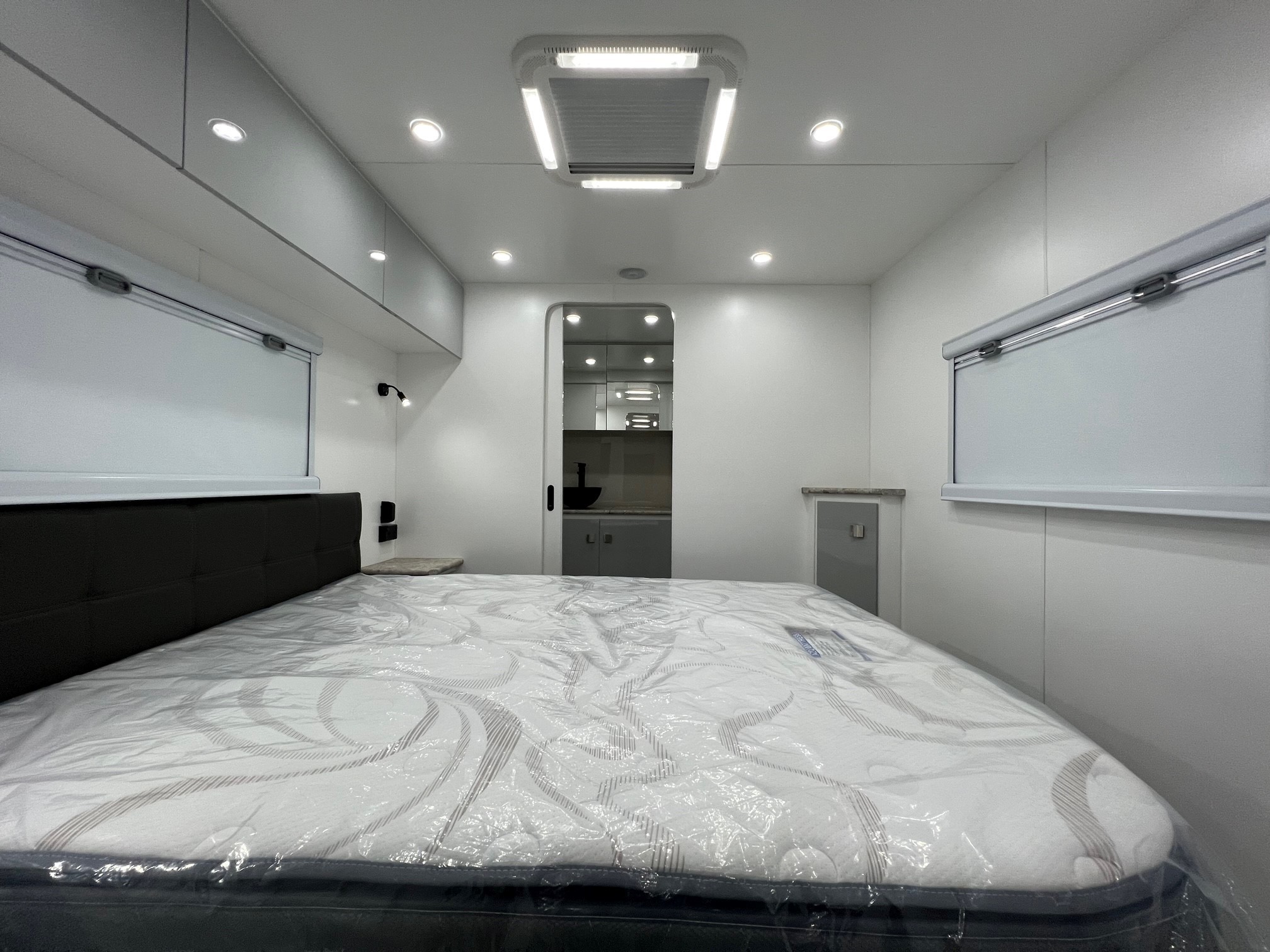 2022 22ft Sunrise La Maison With Front Club Lounge & East / West Bed & Flat Floor