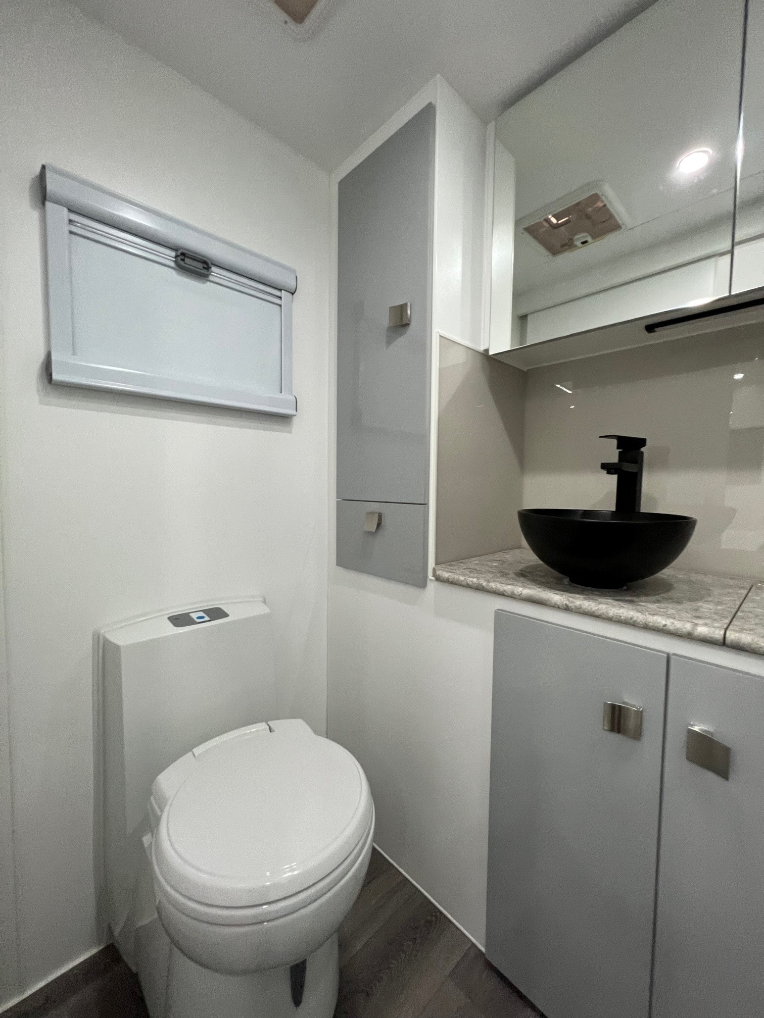 2022 22ft Sunrise La Maison With Front Club Lounge & East / West Bed & Flat Floor
