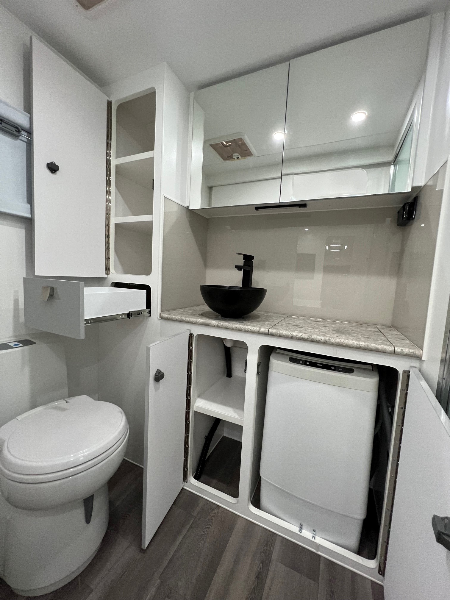 2022 22ft Sunrise La Maison With Front Club Lounge & East / West Bed & Flat Floor