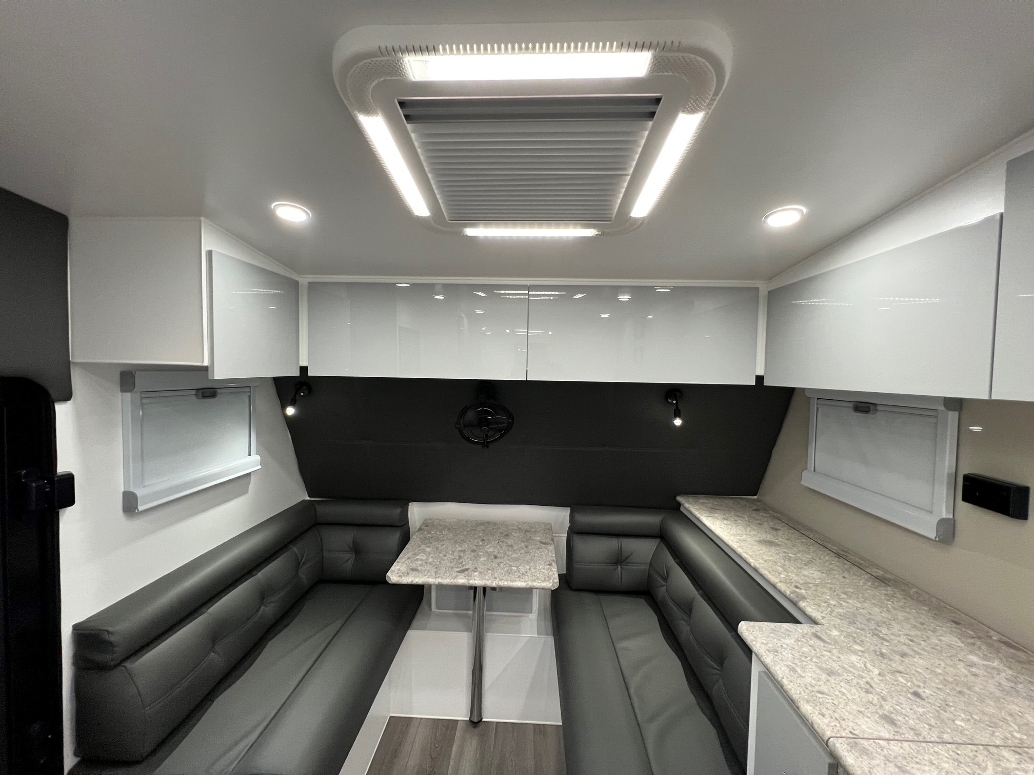 2022 22ft Sunrise La Maison With Front Club Lounge & East / West Bed & Flat Floor