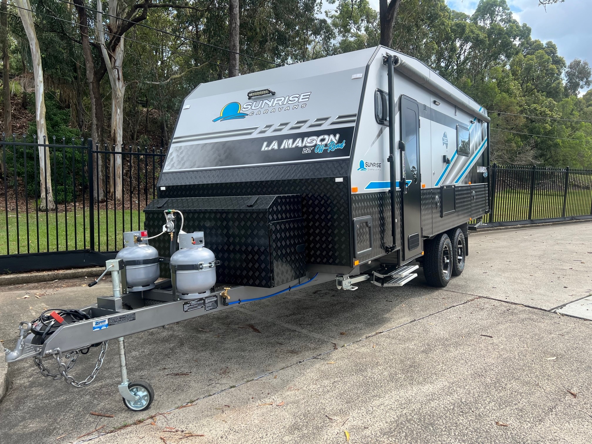 2025 22ft Sunrise La Maison with Front Club Lounge & East / West Bed