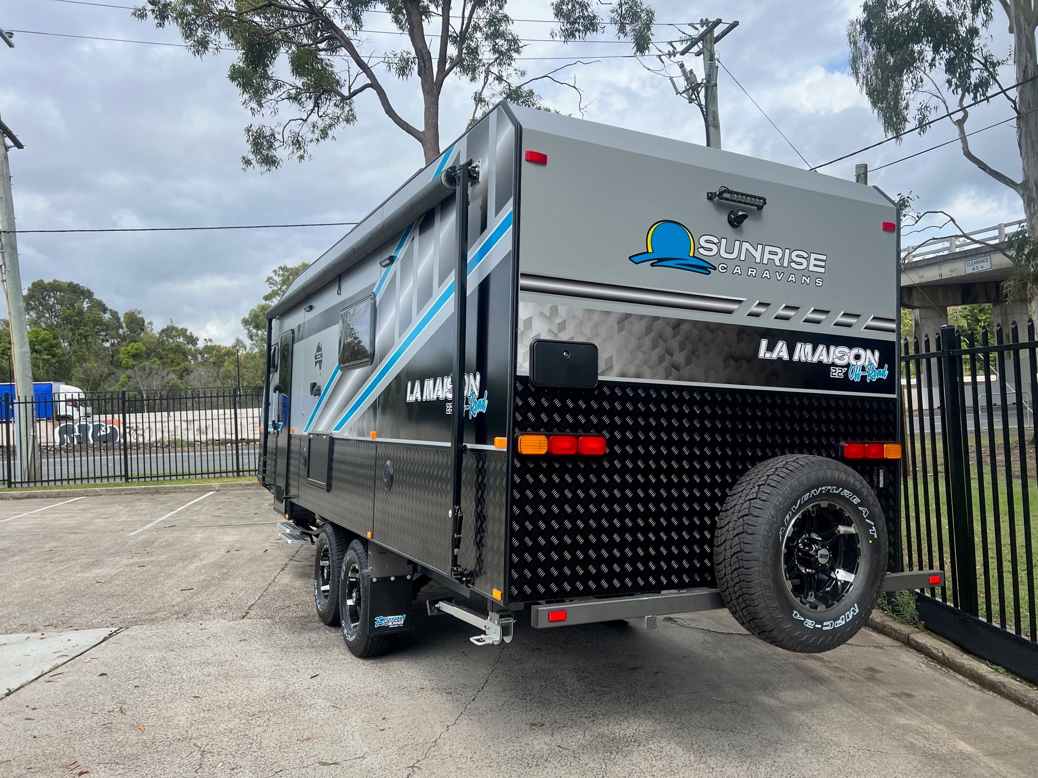 2025 22ft Sunrise La Maison with Front Club Lounge & East / West Bed