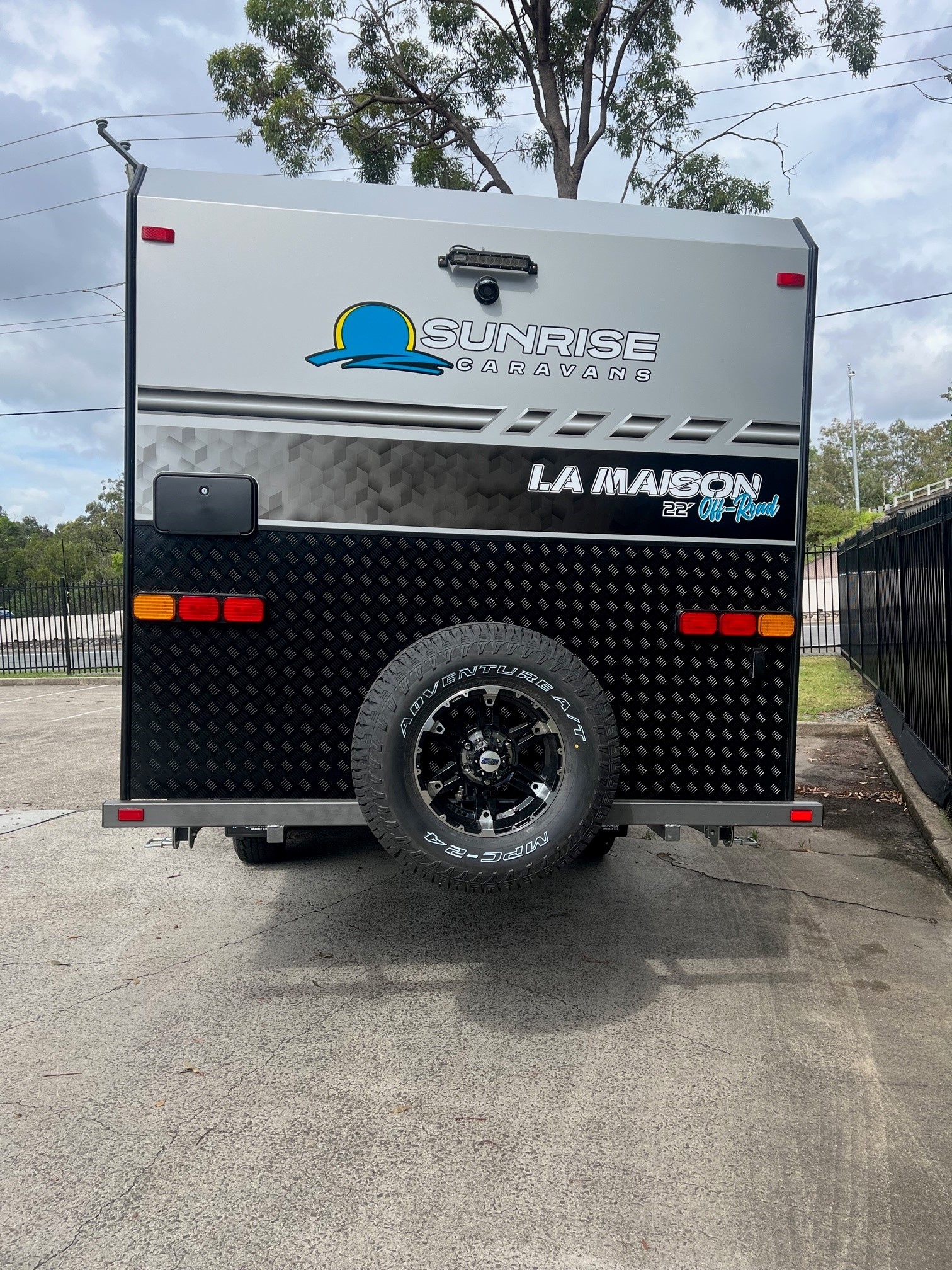 2025 22ft Sunrise La Maison with Front Club Lounge & East / West Bed