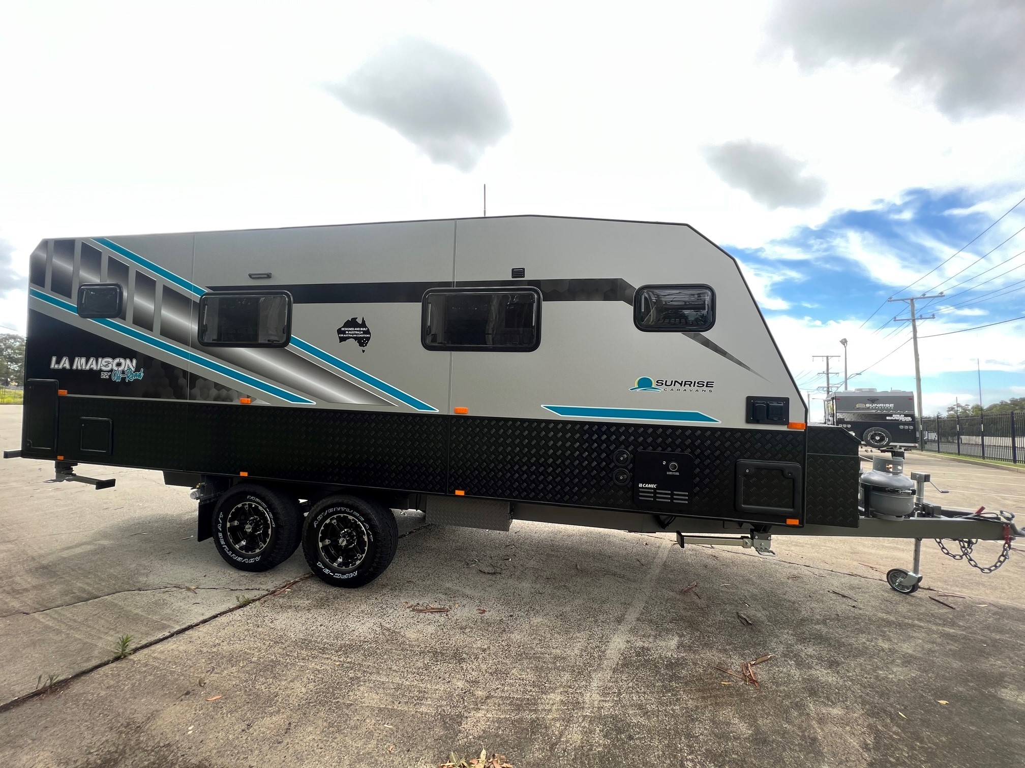 2025 22ft Sunrise La Maison with Front Club Lounge & East / West Bed