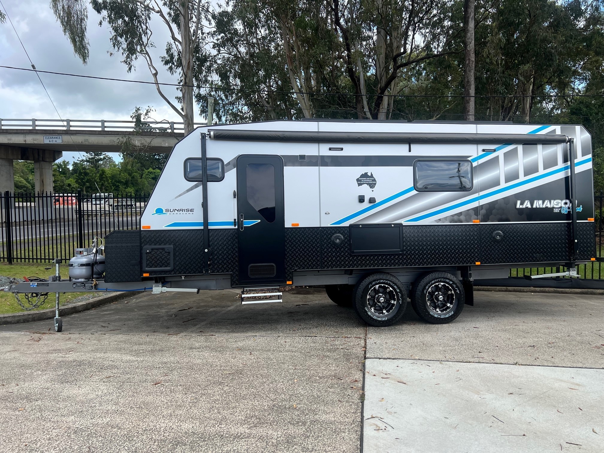 2025 22ft Sunrise La Maison with Front Club Lounge & East / West Bed