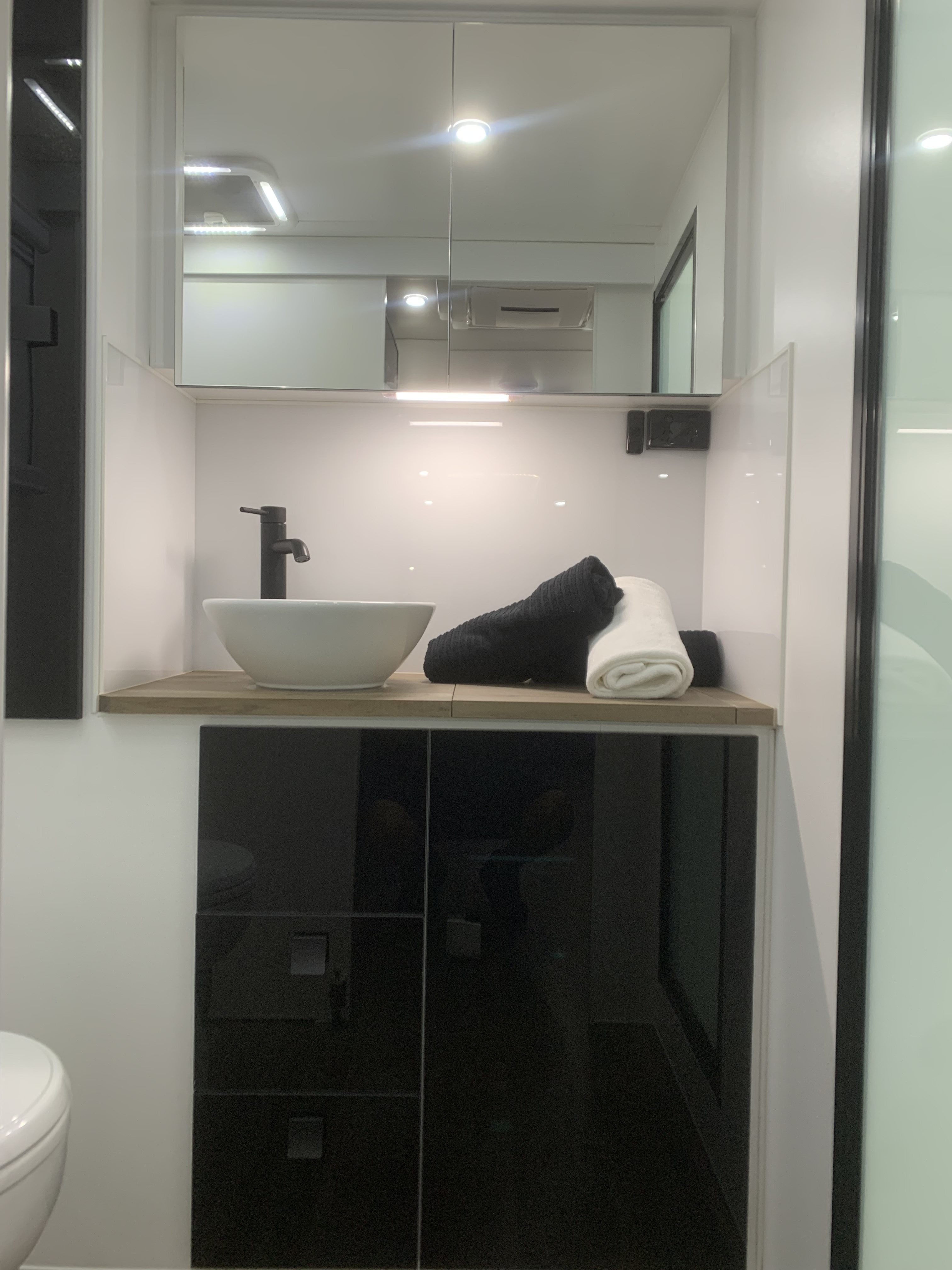 Sunrise Tropicana 22ft4 Luxurious Off-Roader With 400Amp Lithium Batteries