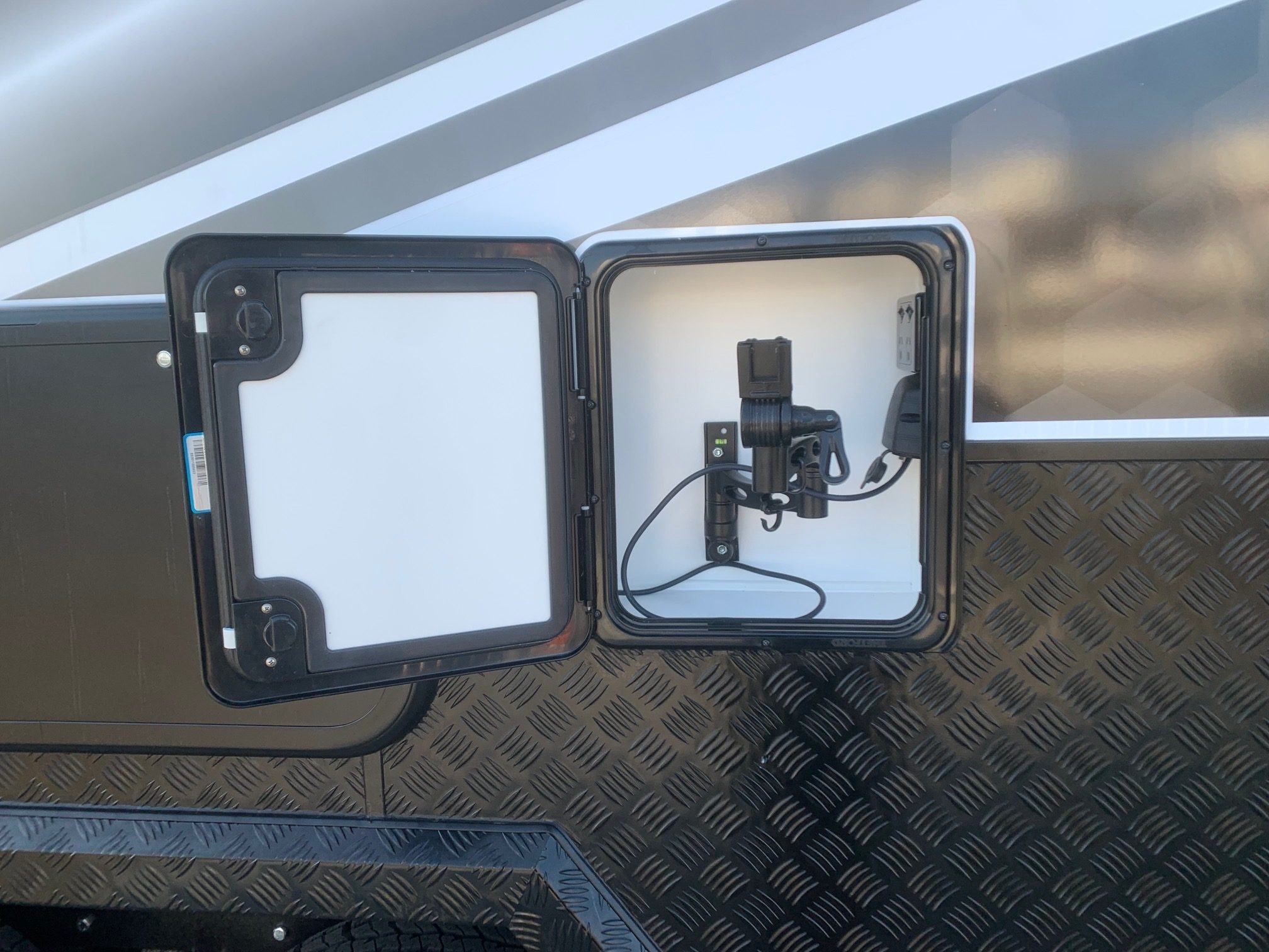 Sunrise Tropicana 22ft4 Luxurious Off-Roader With 400Amp Lithium Batteries