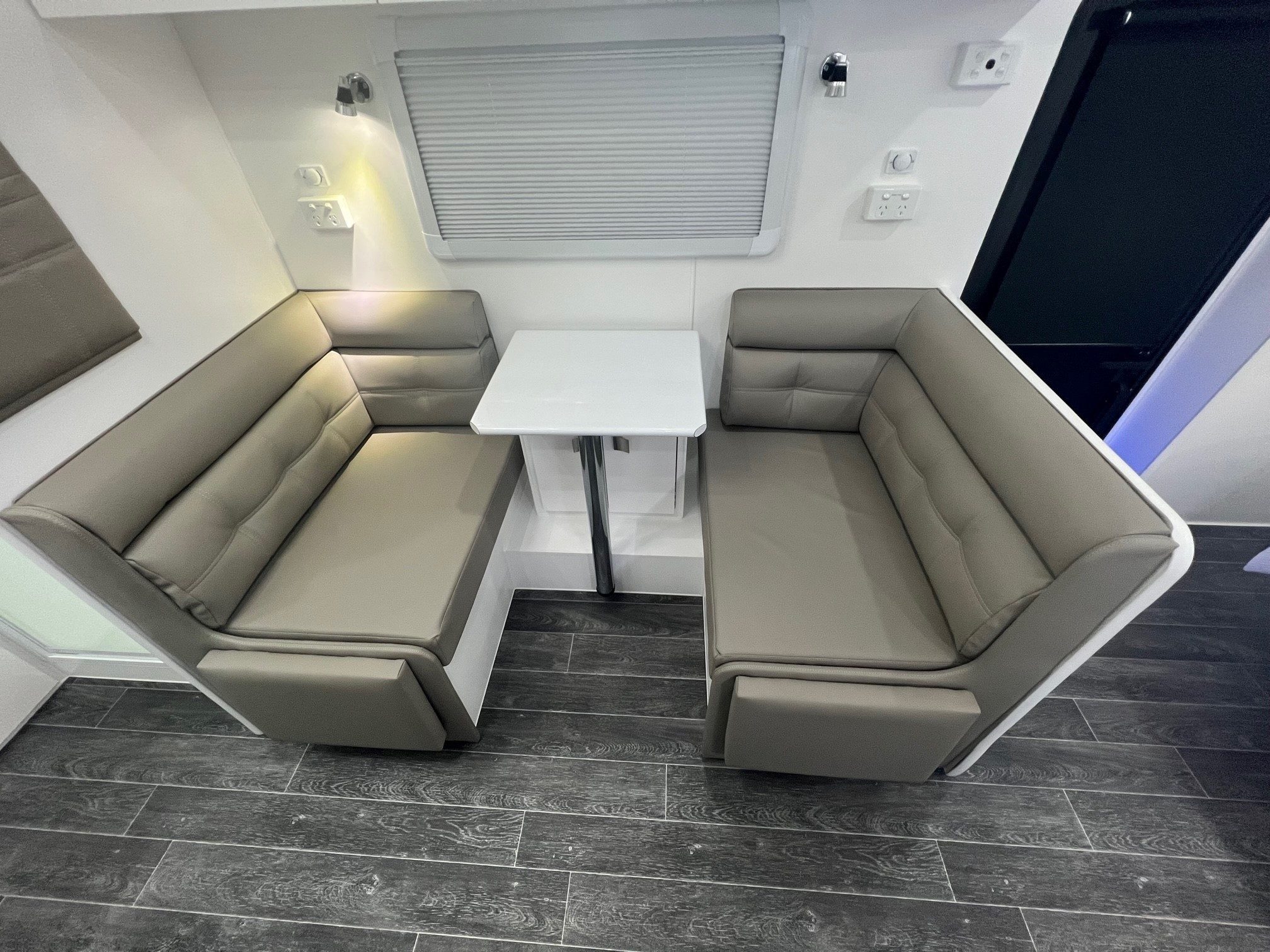 2022 New Design Caravan Avalon 20ft Off-Road With Flat Floor Caravan