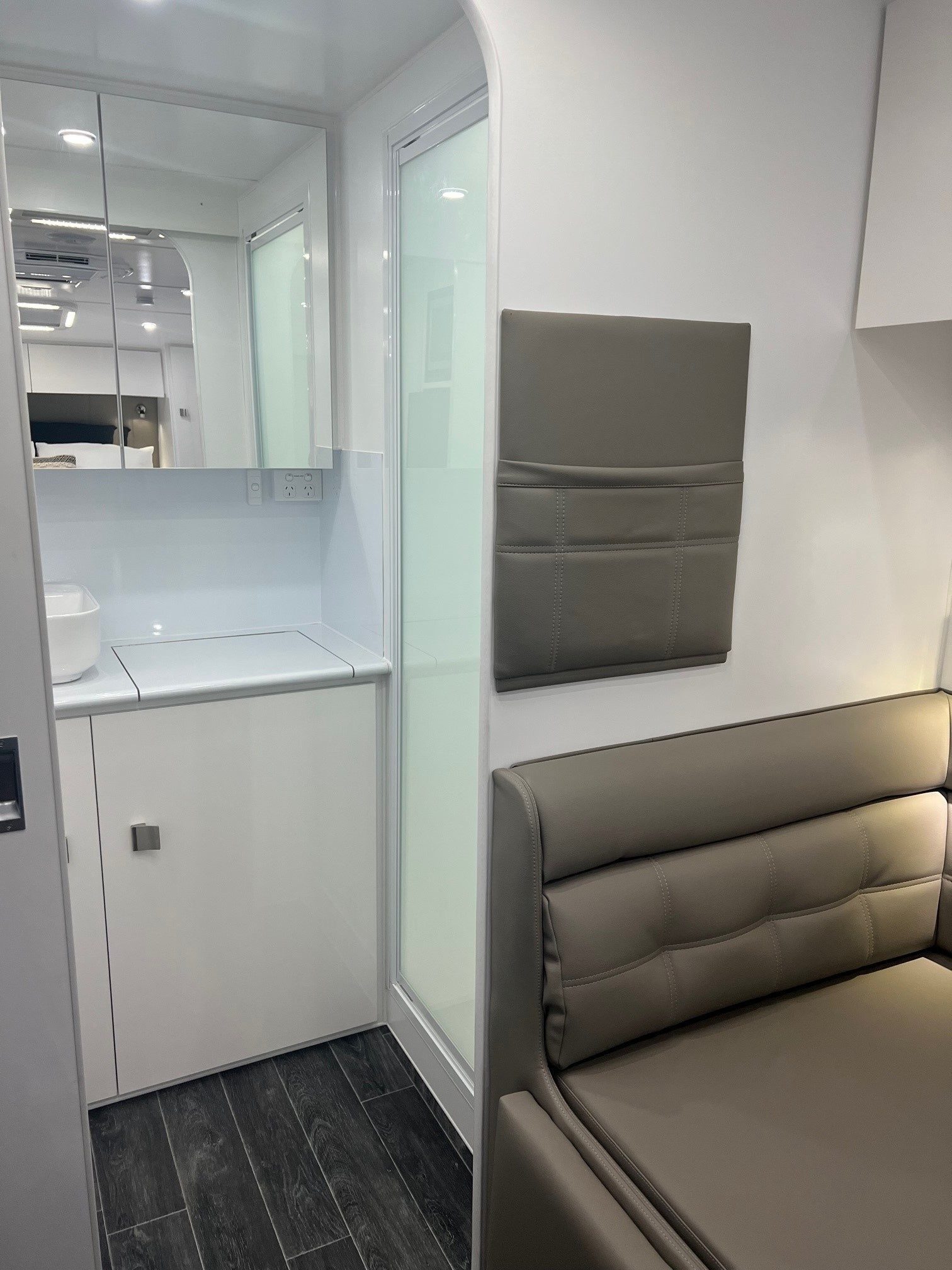 2022 New Design Caravan Avalon 20ft Off-Road With Flat Floor Caravan