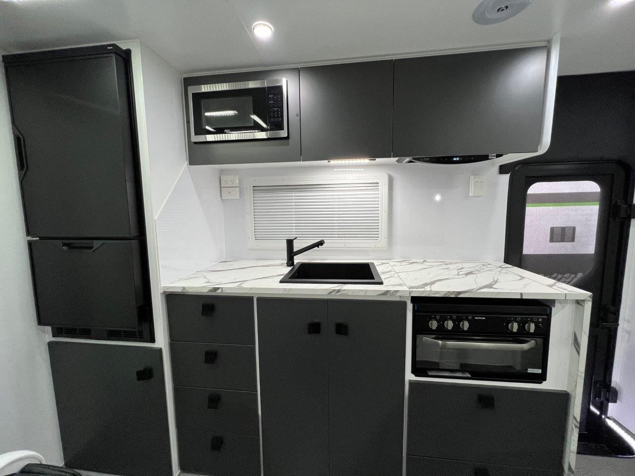 2022 Sunset Family Horizon 19ft8 Off-Road Triple Bunk Van New Model