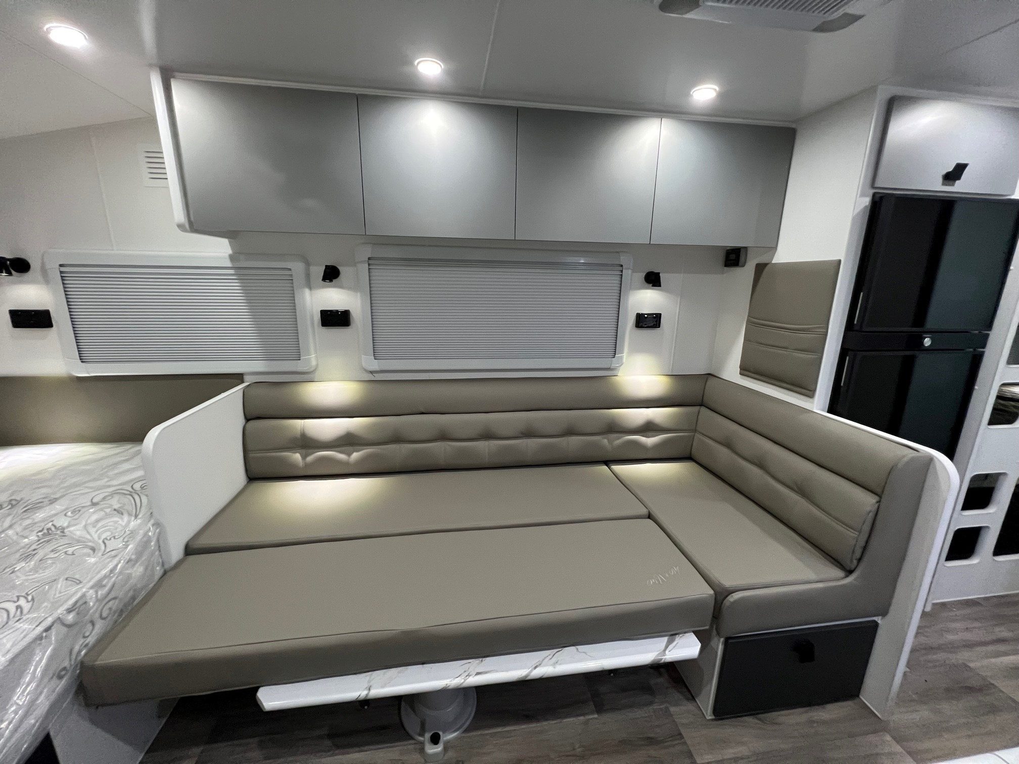 2022 New Design Family Trekker 21ft6 Triple Bunk Offroad With East / West Bed