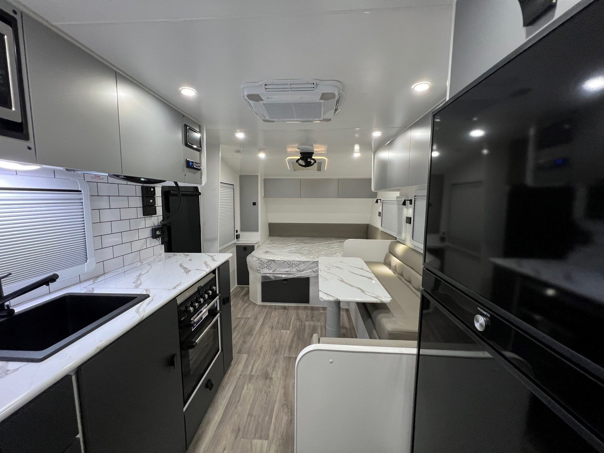 2022 New Design Family Trekker 21ft6 Triple Bunk Offroad With East / West Bed