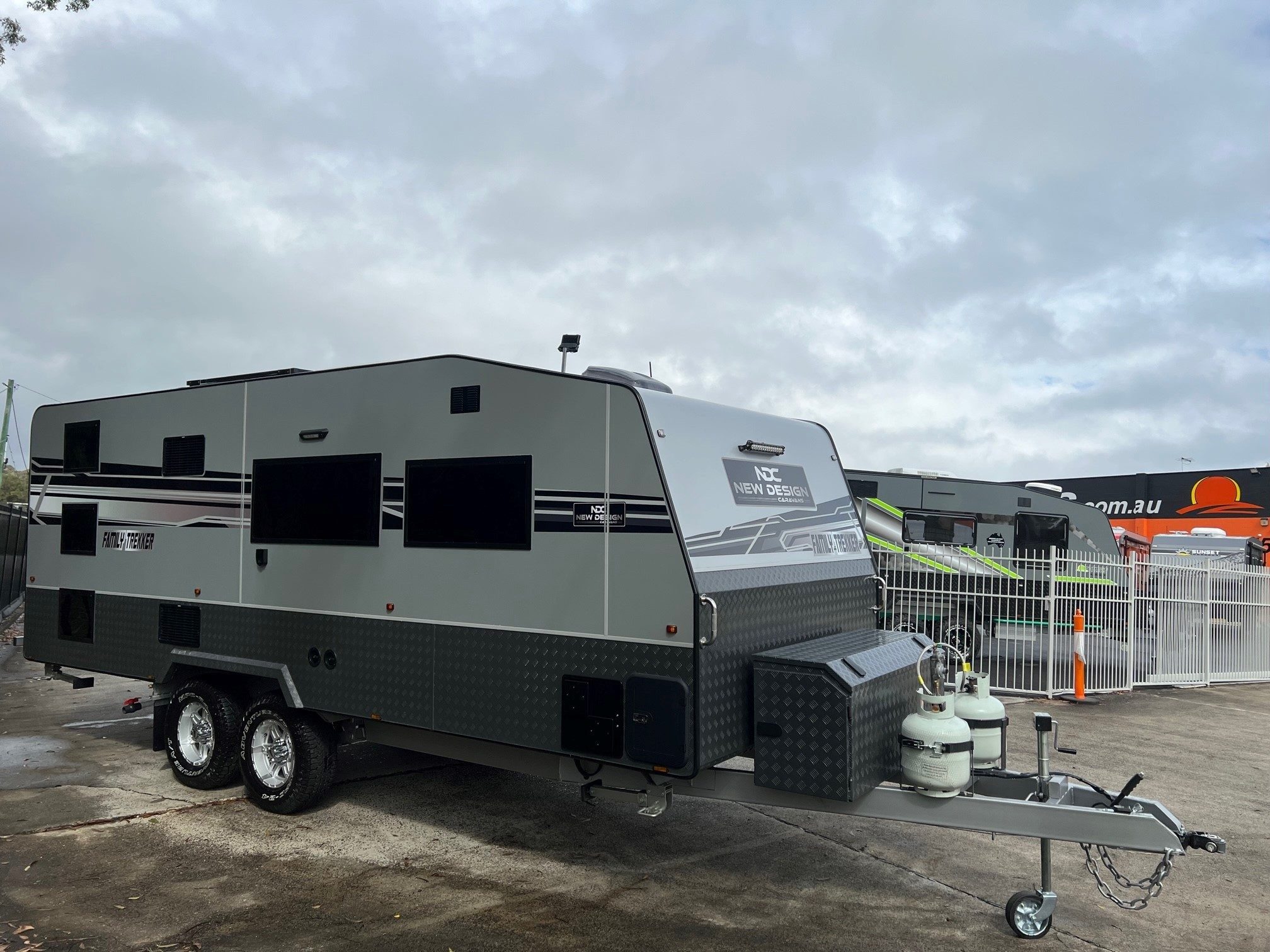 2022 New Design Family Trekker 21ft6 Triple Bunk Offroad With East / West Bed