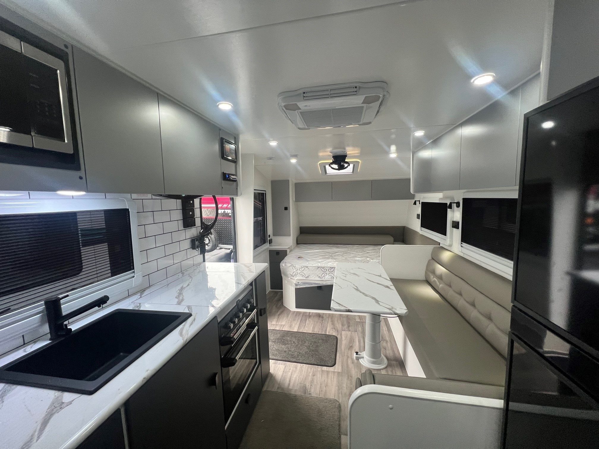 2022 New Design Family Trekker 21ft6 Triple Bunk Offroad With East / West Bed