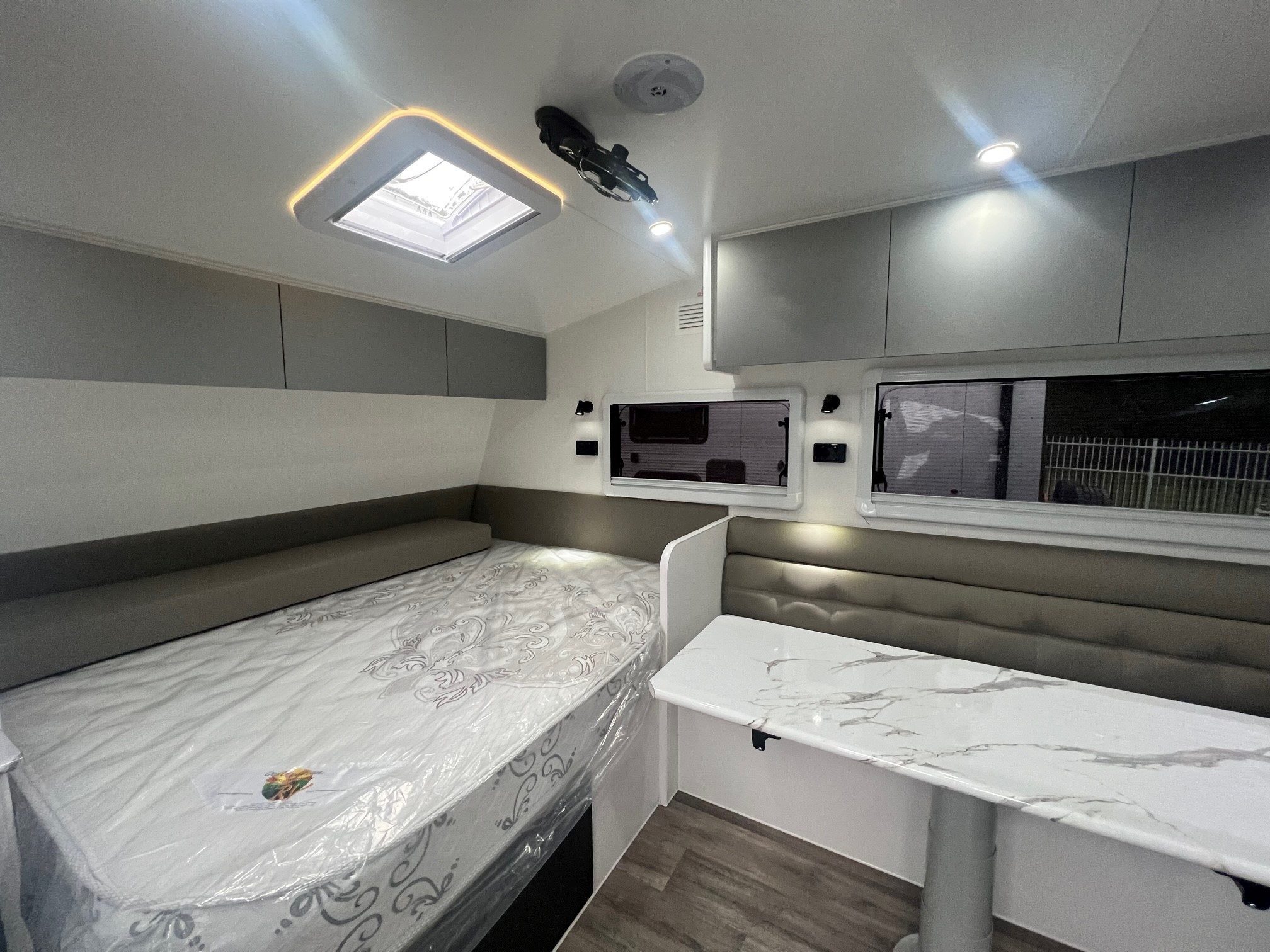 2022 New Design Family Trekker 21ft6 Triple Bunk Offroad With East / West Bed