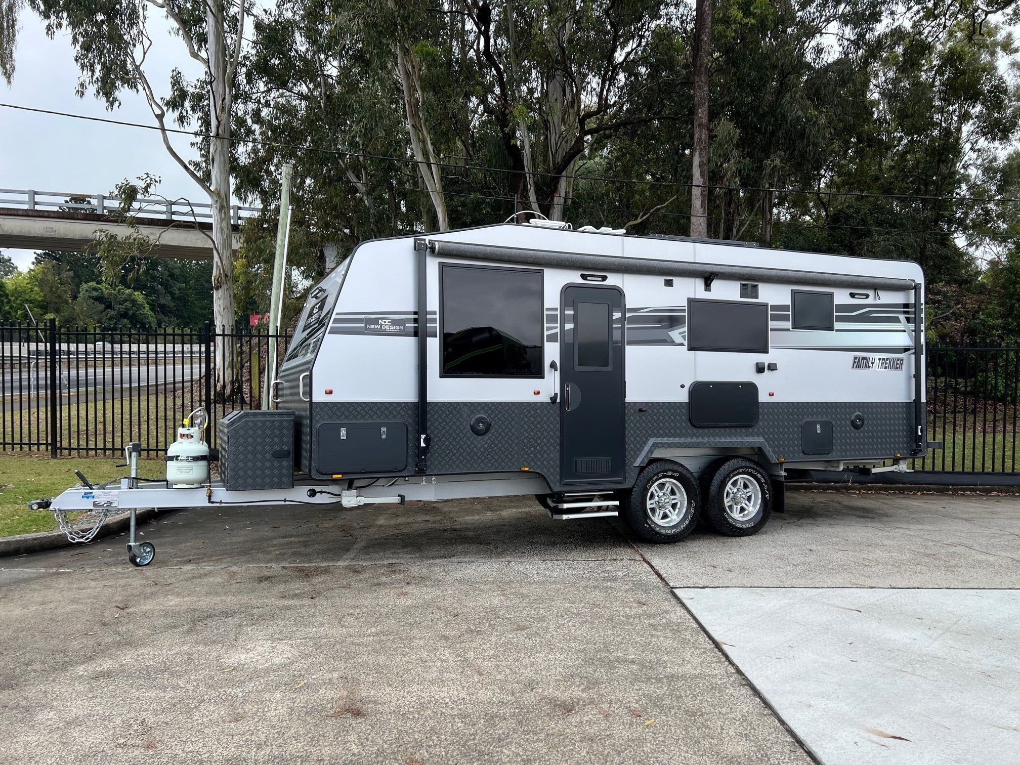 2022 New Design Family Trekker 21ft6 Triple Bunk Offroad With East / West Bed