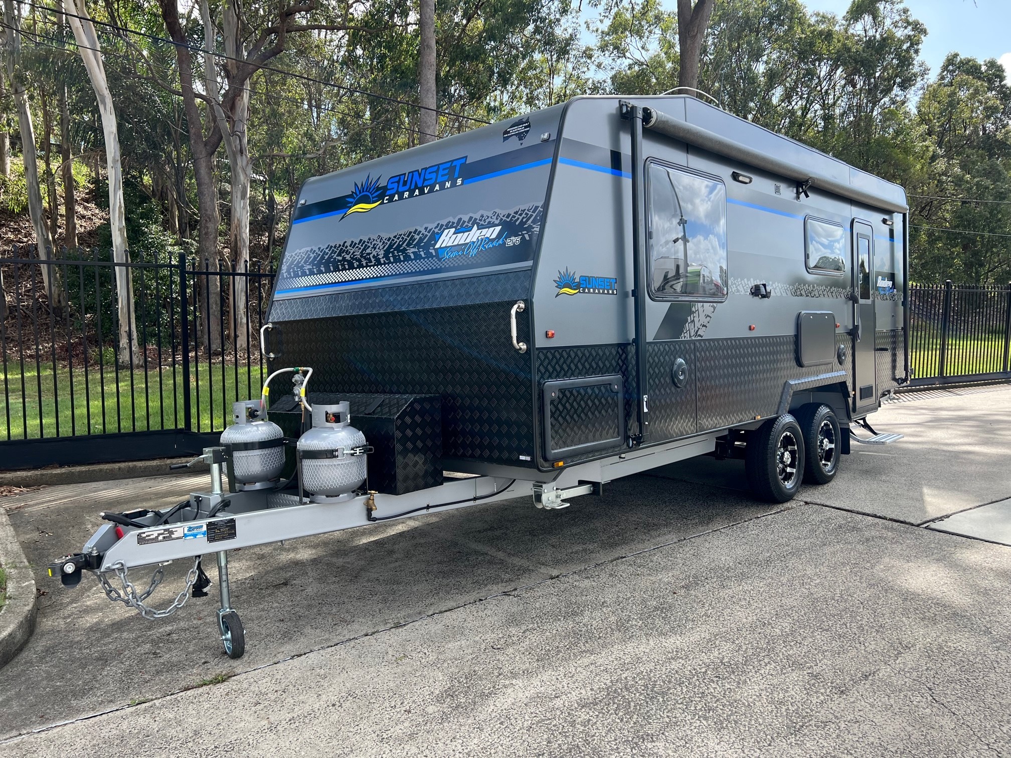 2023 Sunset Rodeo Semi Off-Road 21ft6 With Large Side Club Lounge