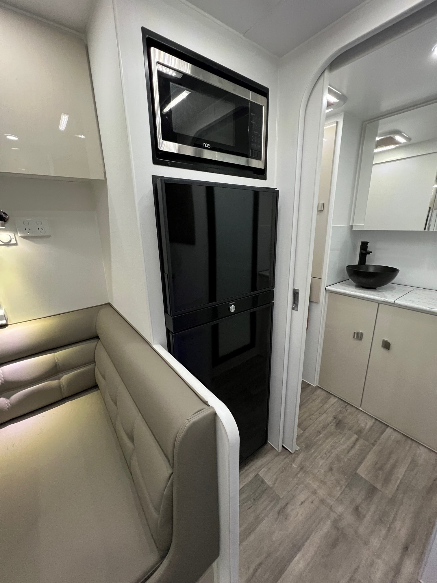 2023 Sunset Rodeo Semi Off-Road 21ft6 With Large Side Club Lounge